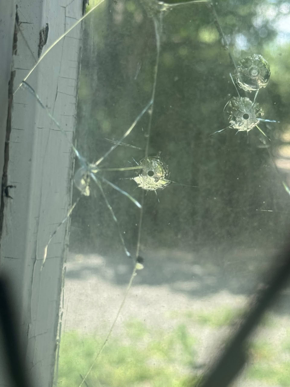 У Малій Висці пошкодили вікна у штабі волонтерів: ймовірно, стріляли