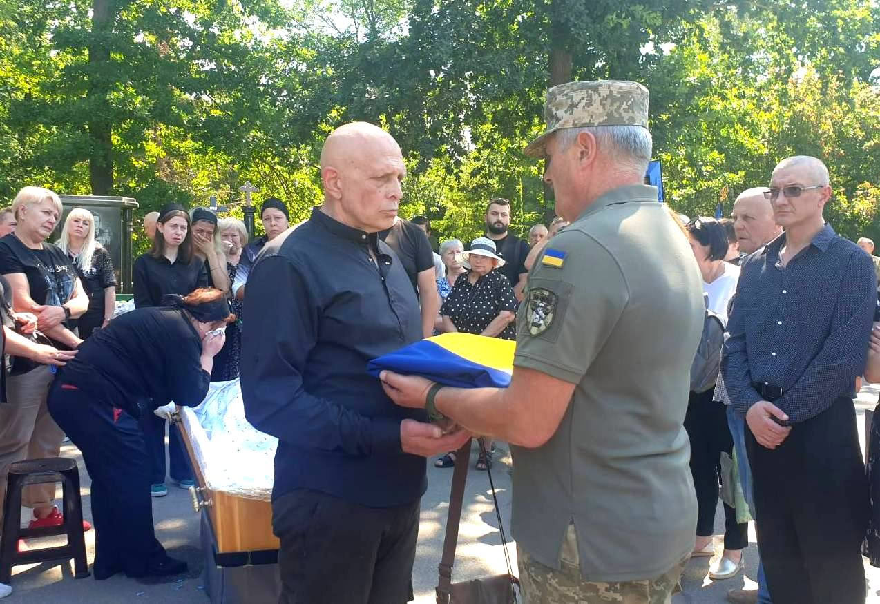У Кропивницькому відбулася церемонія прощання із загиблими військовослужбовцями: Андрієм Гінкулом, Денисом Гончаренком та Юрієм Полянським.