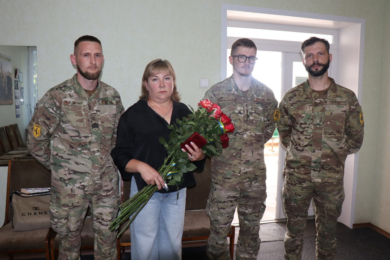 Мамі загиблої захисниці Маріуполя з Онуфріївщини вручили відзнаку МВС