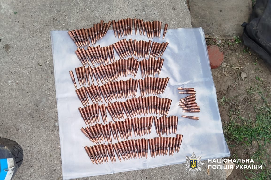 Поліція знайшла та вилучила у жителя Кіровоградщини автомат та більше двохсот набоїв.
