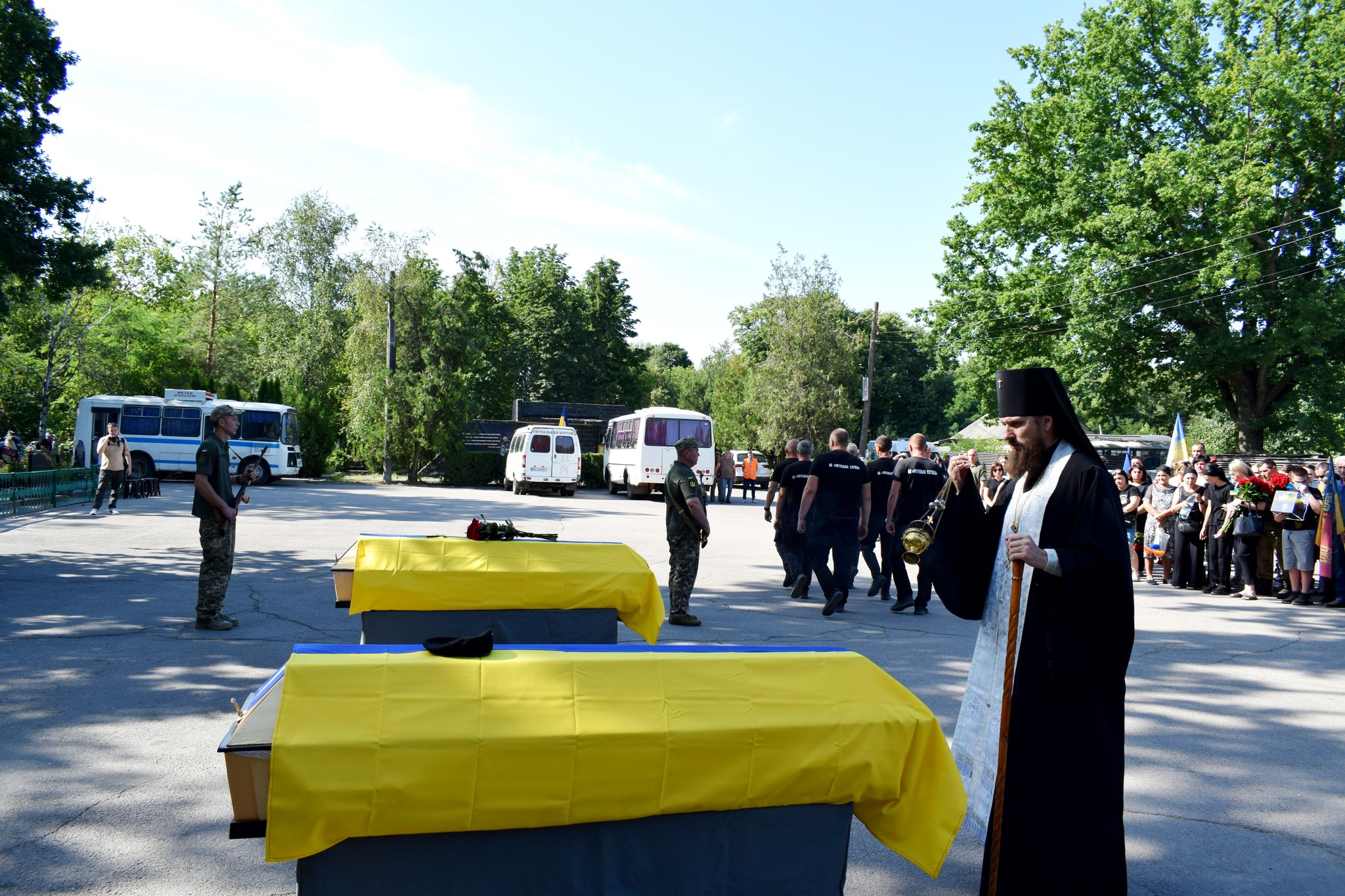 У Кропивницькому в останню путь провели військових Миколу Тарасюка та Миколу Швеця.