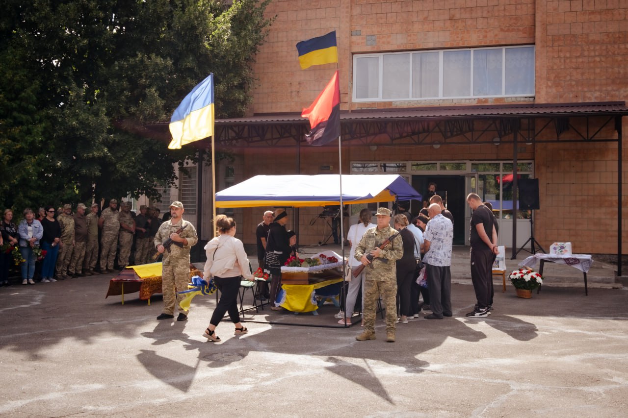 У Суботцівській громаді в останню путь провели загиблого на Донеччині Олександра Рескаленка.