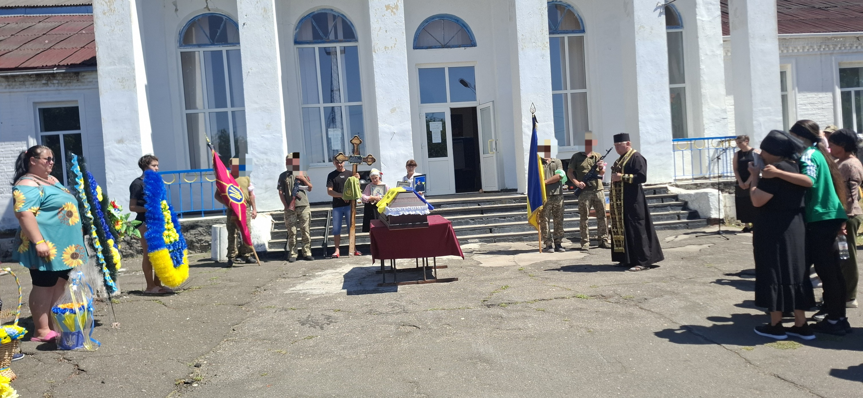 У Піщанобрідській громаді в останню путь провели загиблого на Харківщині військового Андрія Гала.
