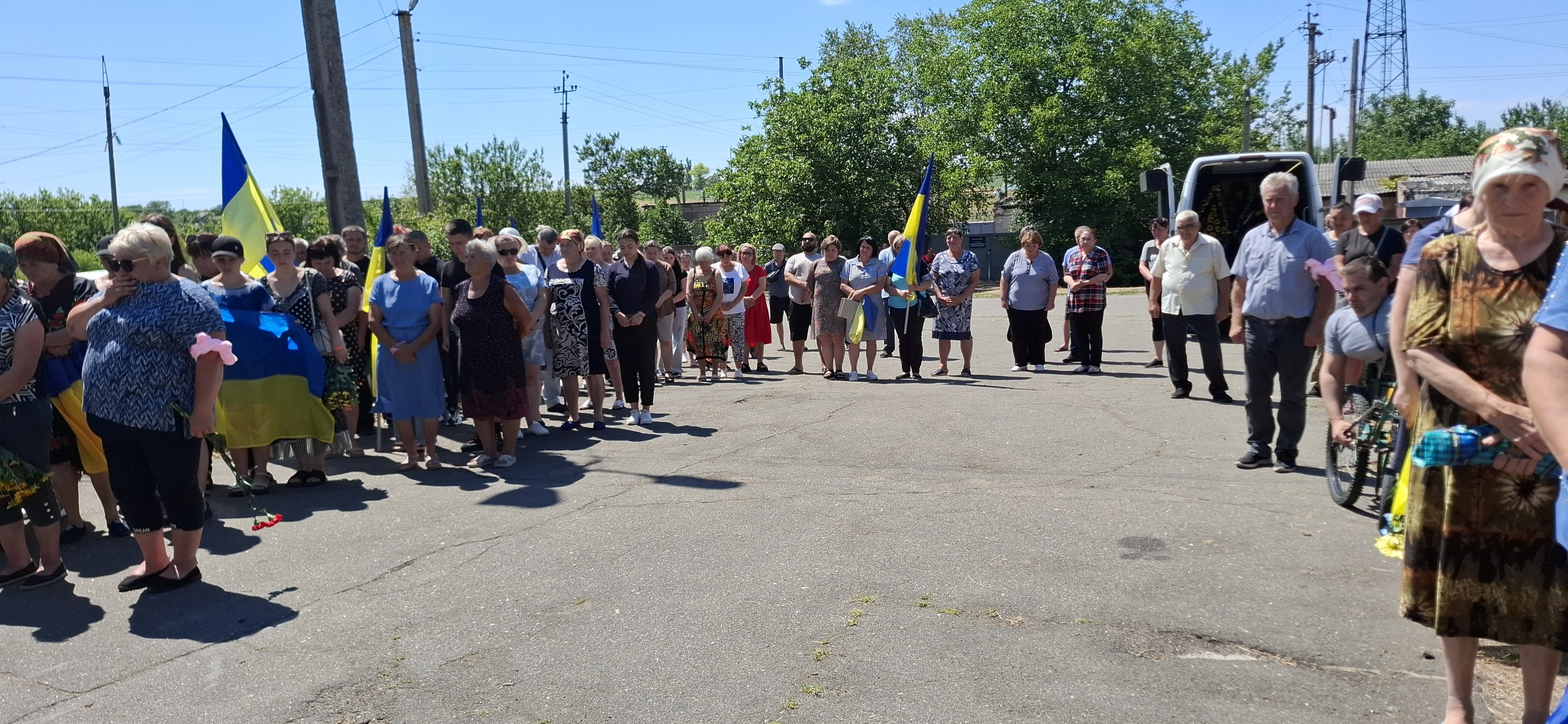 У Піщанобрідській громаді в останню путь провели загиблого на Харківщині військового Андрія Гала.