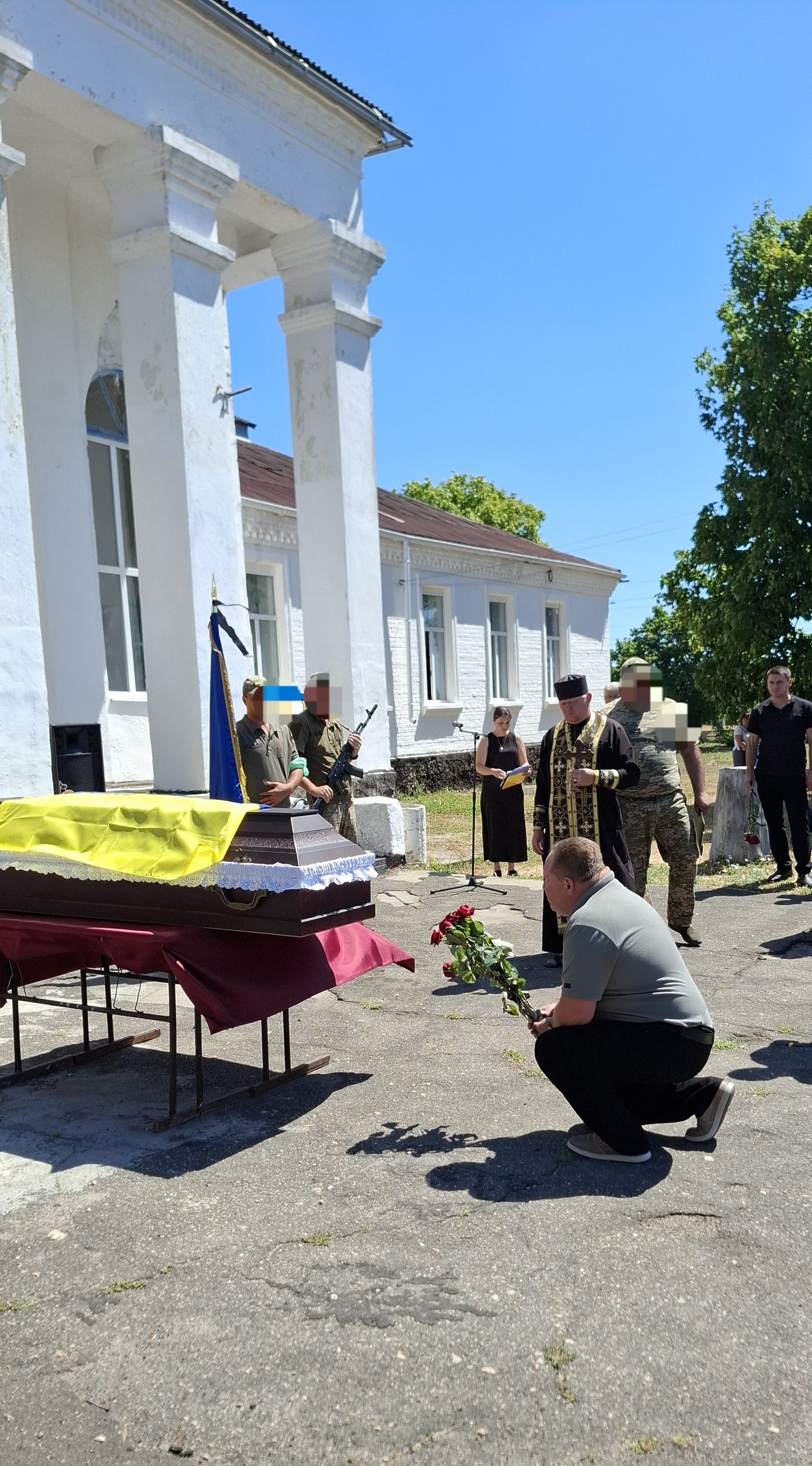 У Піщанобрідській громаді в останню путь провели загиблого на Харківщині військового Андрія Гала.