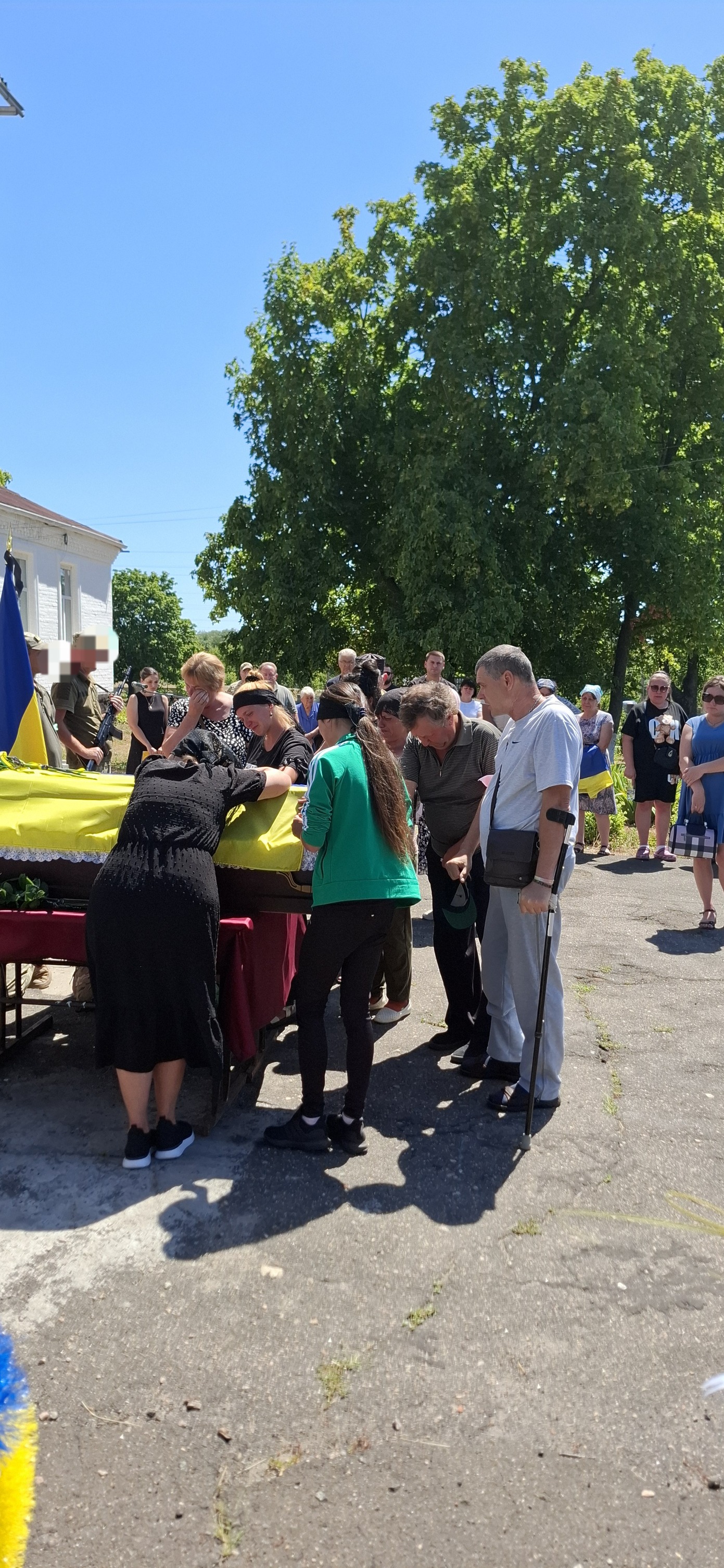 У Піщанобрідській громаді в останню путь провели загиблого на Харківщині військового Андрія Гала.