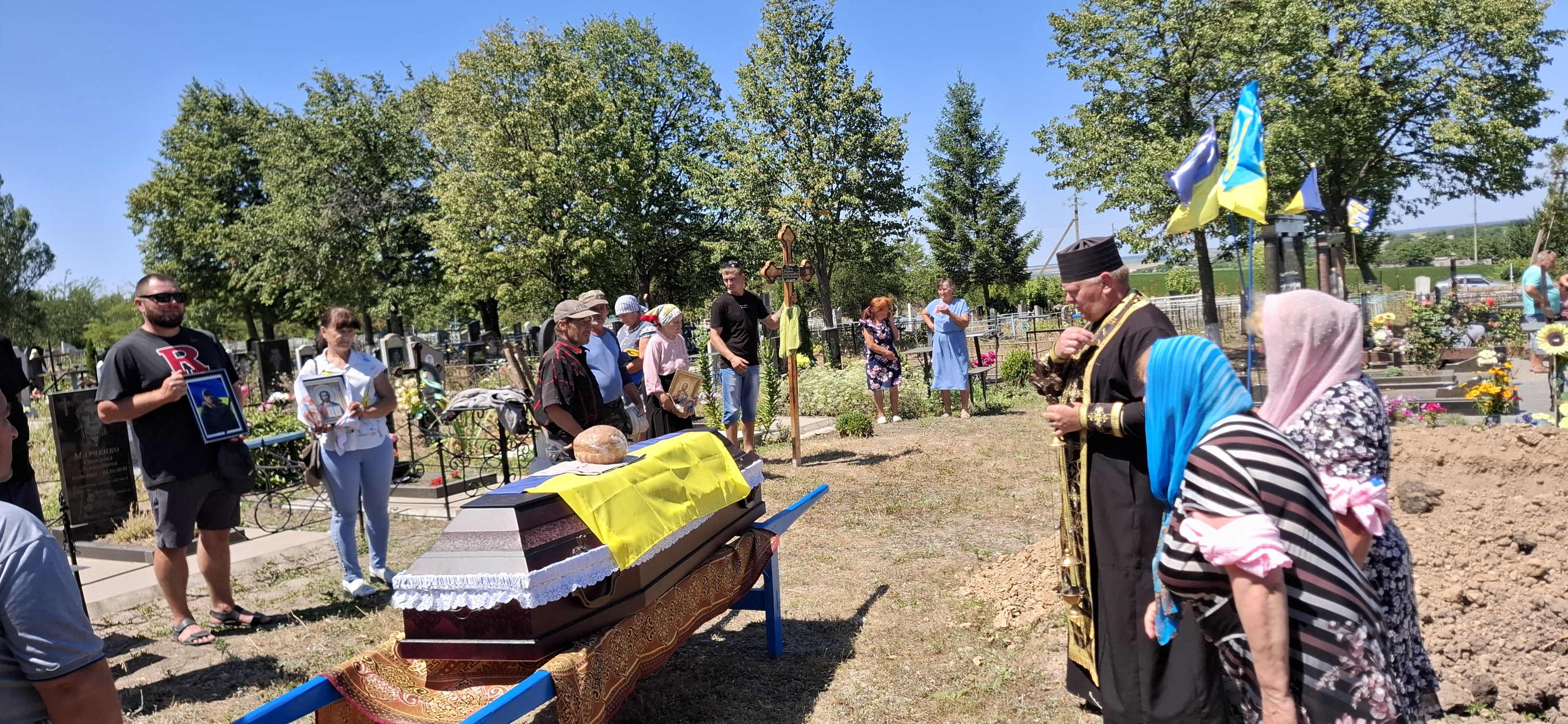 У Піщанобрідській громаді в останню путь провели загиблого на Харківщині військового Андрія Гала.