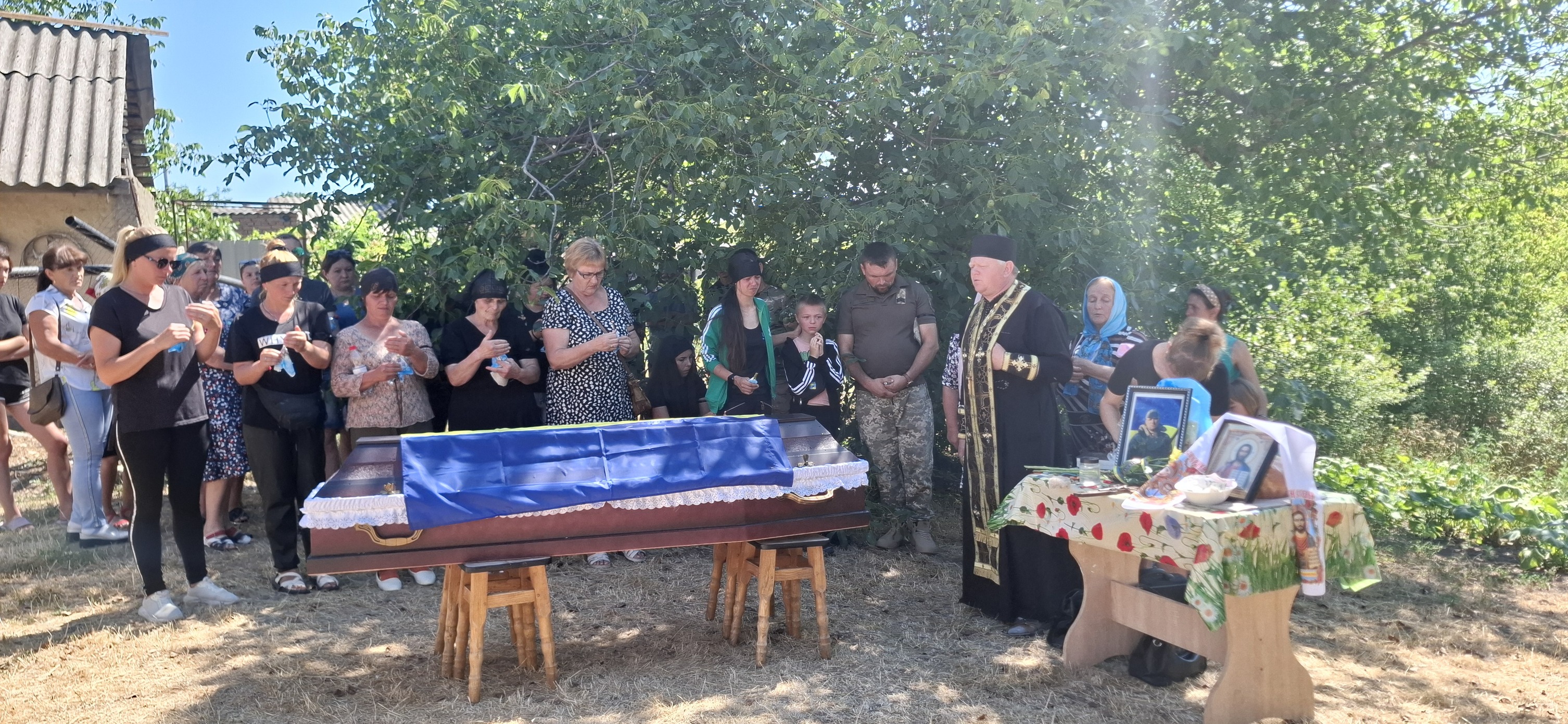 У Піщанобрідській громаді в останню путь провели загиблого на Харківщині військового Андрія Гала.