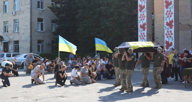 У Світловодську в останню путь провели Дениса Голіка, який загинув внаслідок падіння російського військового літака з полоненими.
