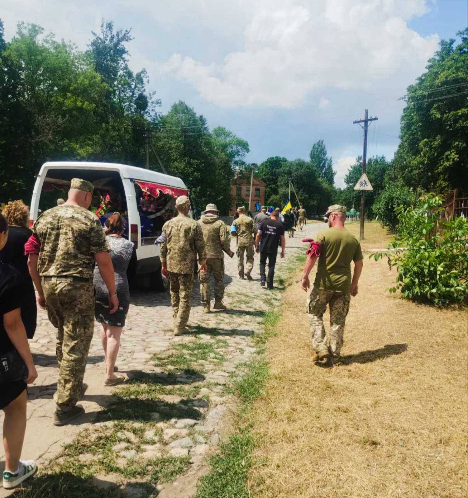 В Олександрівській громаді в останню путь провели загиблого на Сумщині військового Валерія Чабрака.