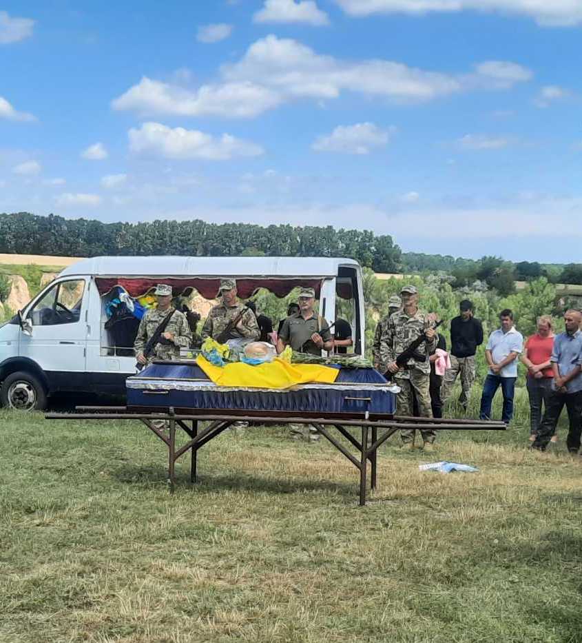 В Олександрівській громаді в останню путь провели загиблого на Донеччині військового Володимира Болюка.
