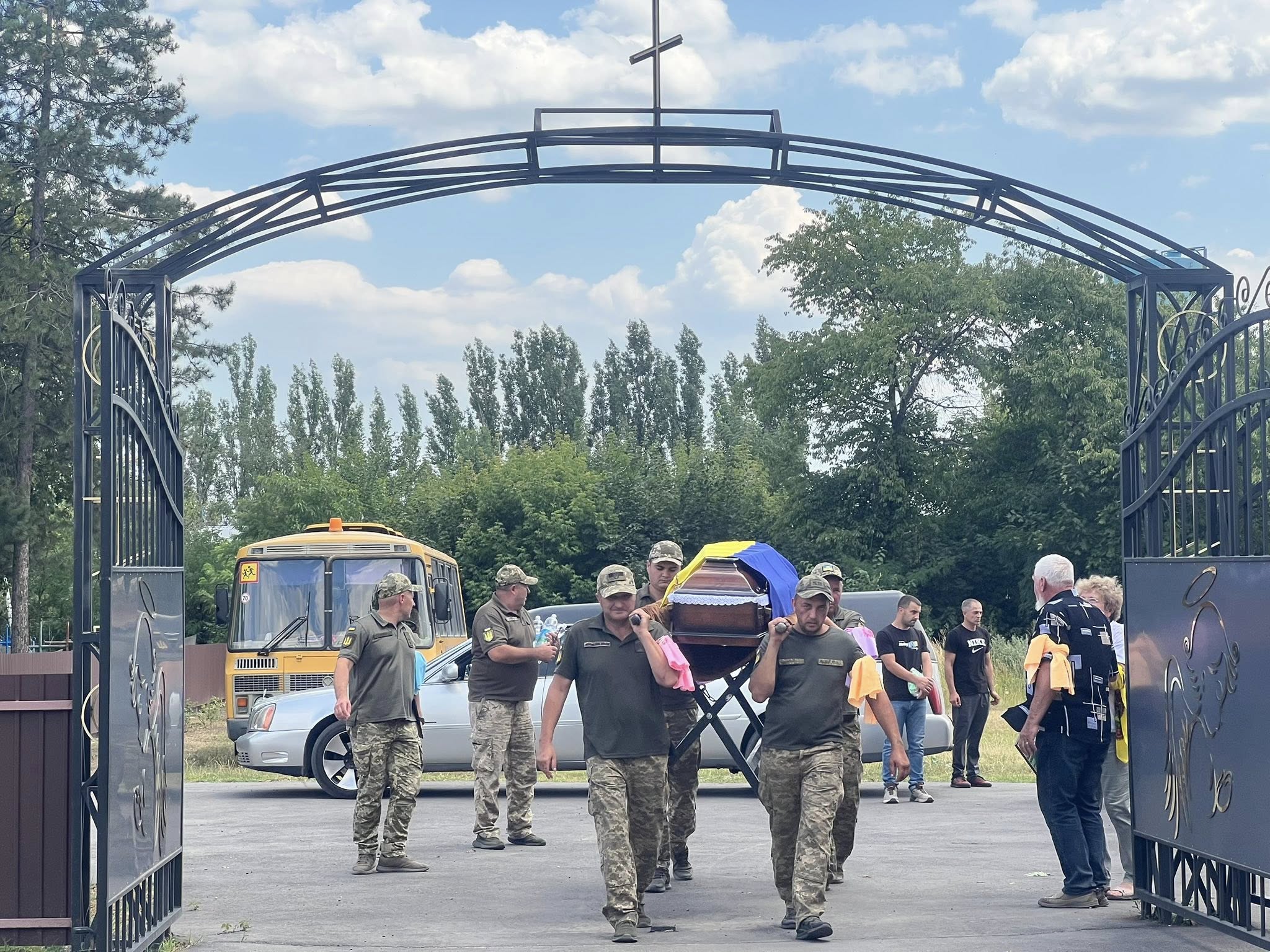 У Підвисоцькій громаді в останню путь провели військового Анатолія Звиздогляда, який загинув на Донеччині.