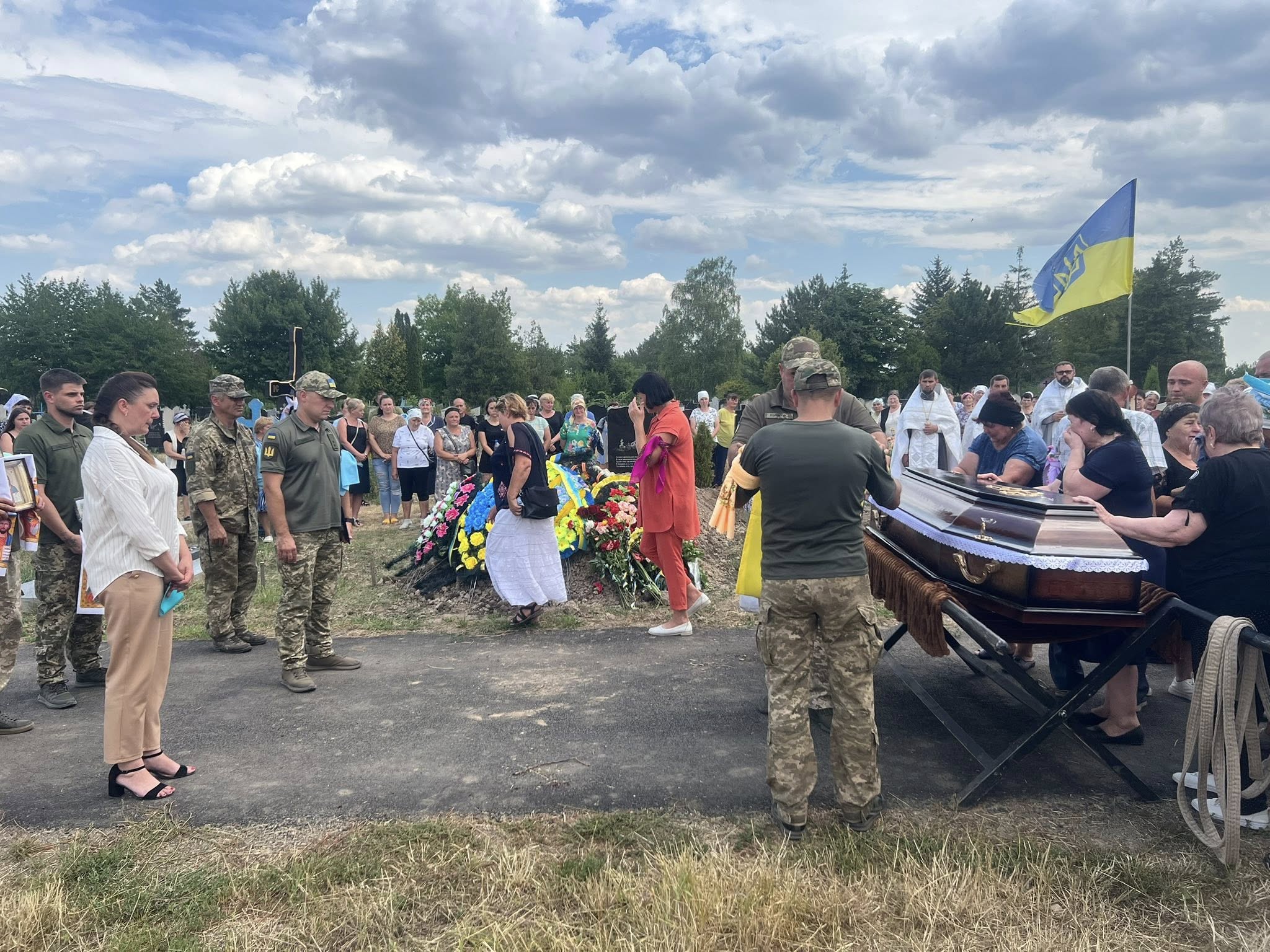 У Підвисоцькій громаді в останню путь провели військового Анатолія Звиздогляда, який загинув на Донеччині.