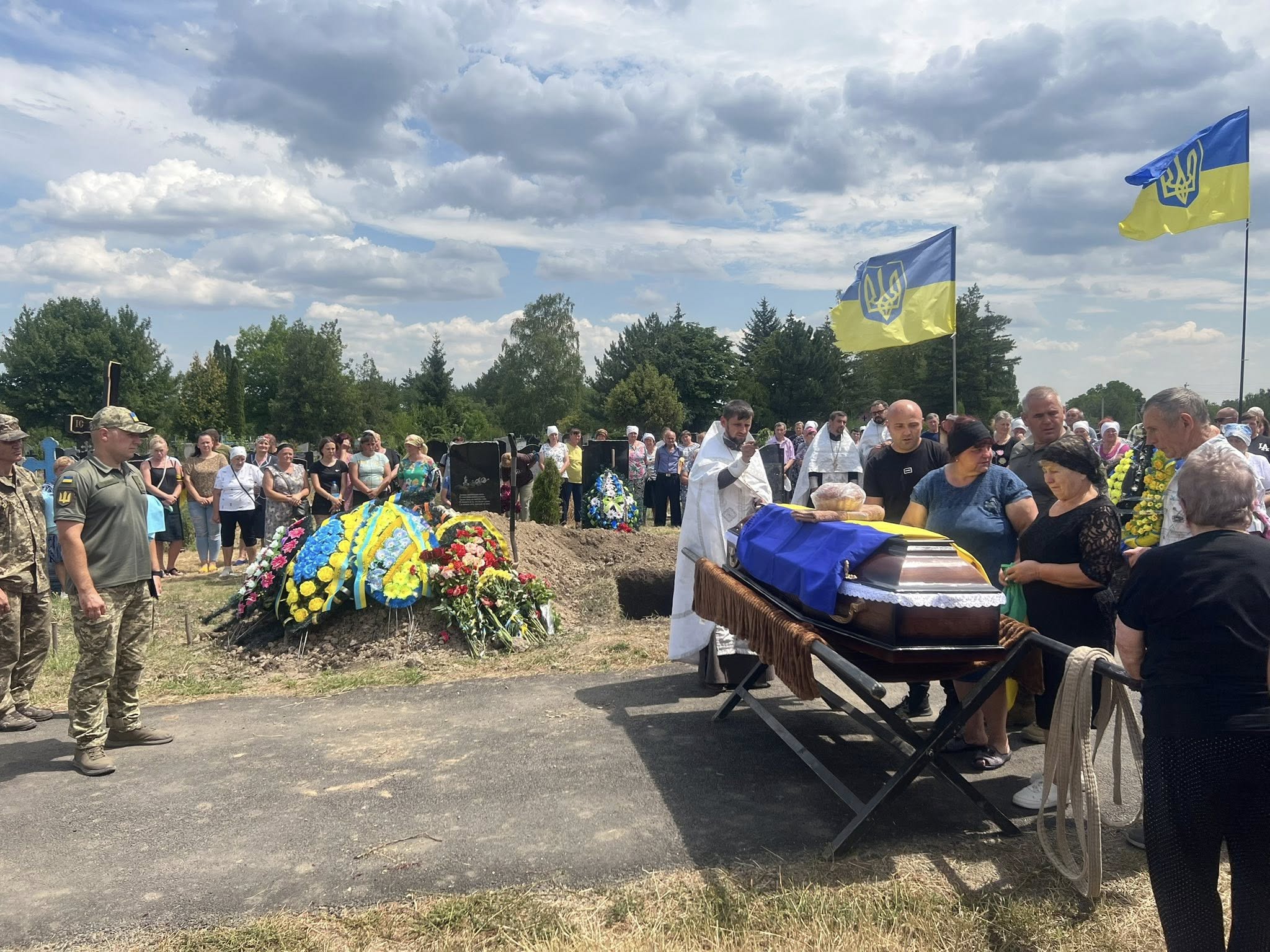 У Підвисоцькій громаді в останню путь провели військового Анатолія Звиздогляда, який загинув на Донеччині.