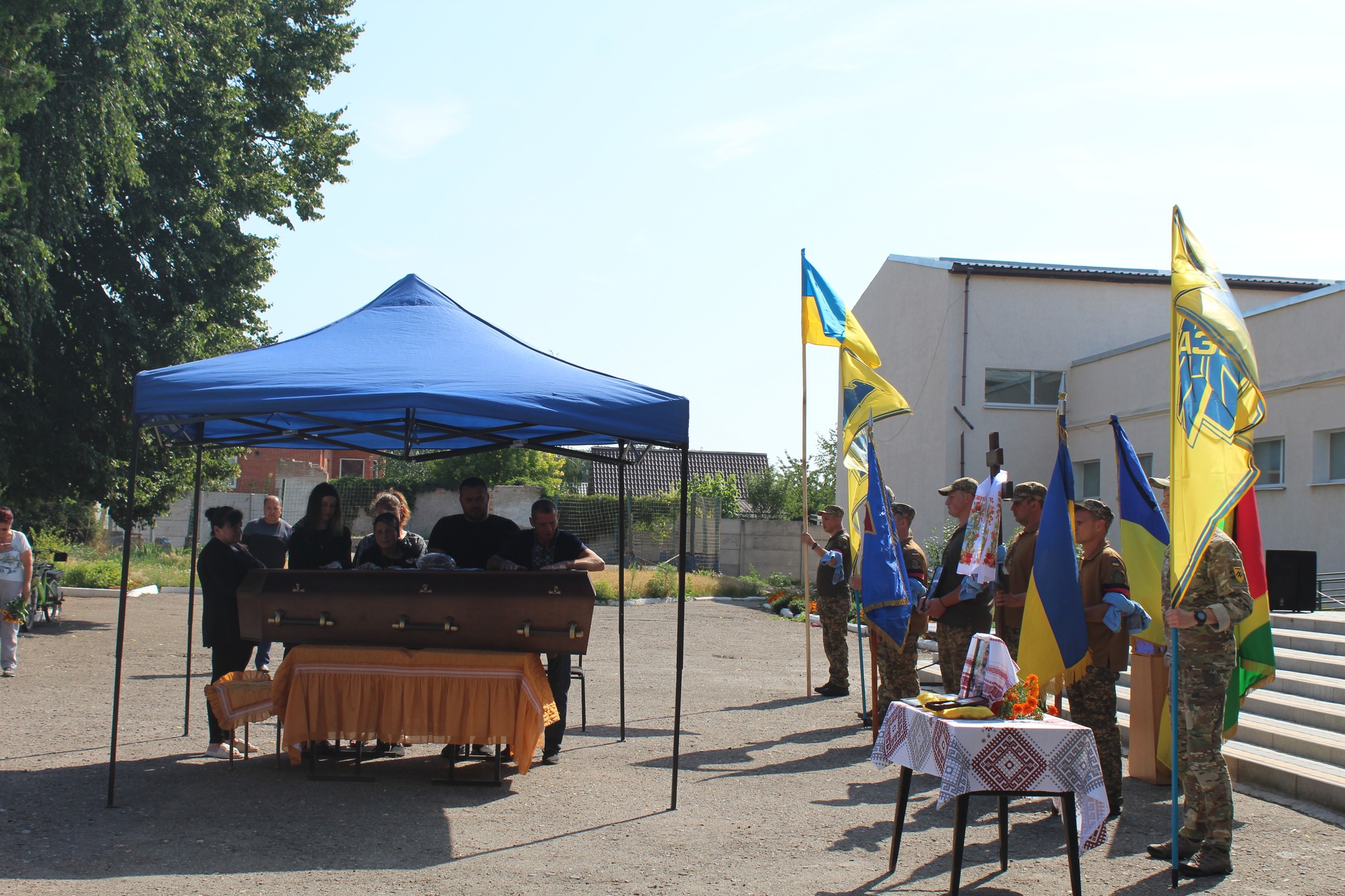 У Суботцівській громаді в останню путь провели військового Максима Гамія, який загинув у Краматорську.