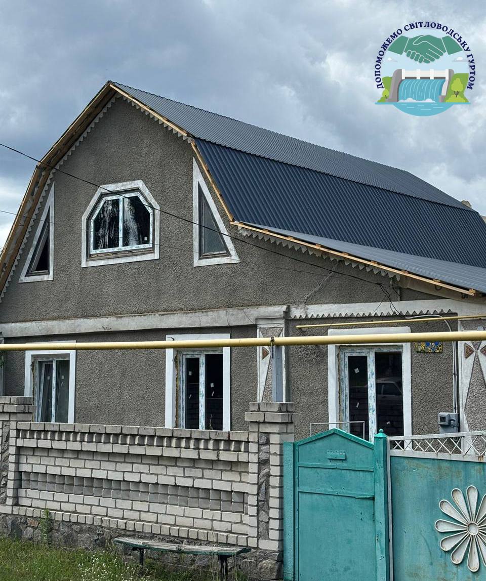 Триває ремонт пошкоджених дахів у Світловодську
