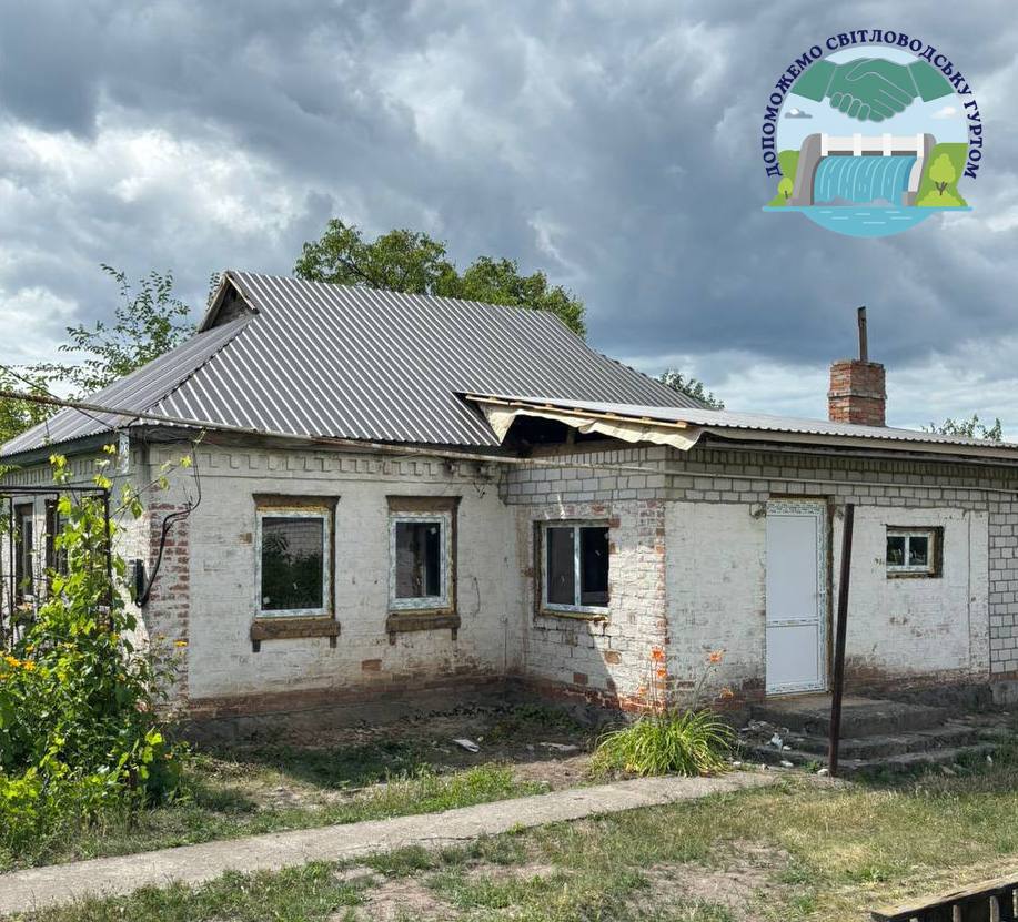 Триває ремонт пошкоджених дахів у Світловодську