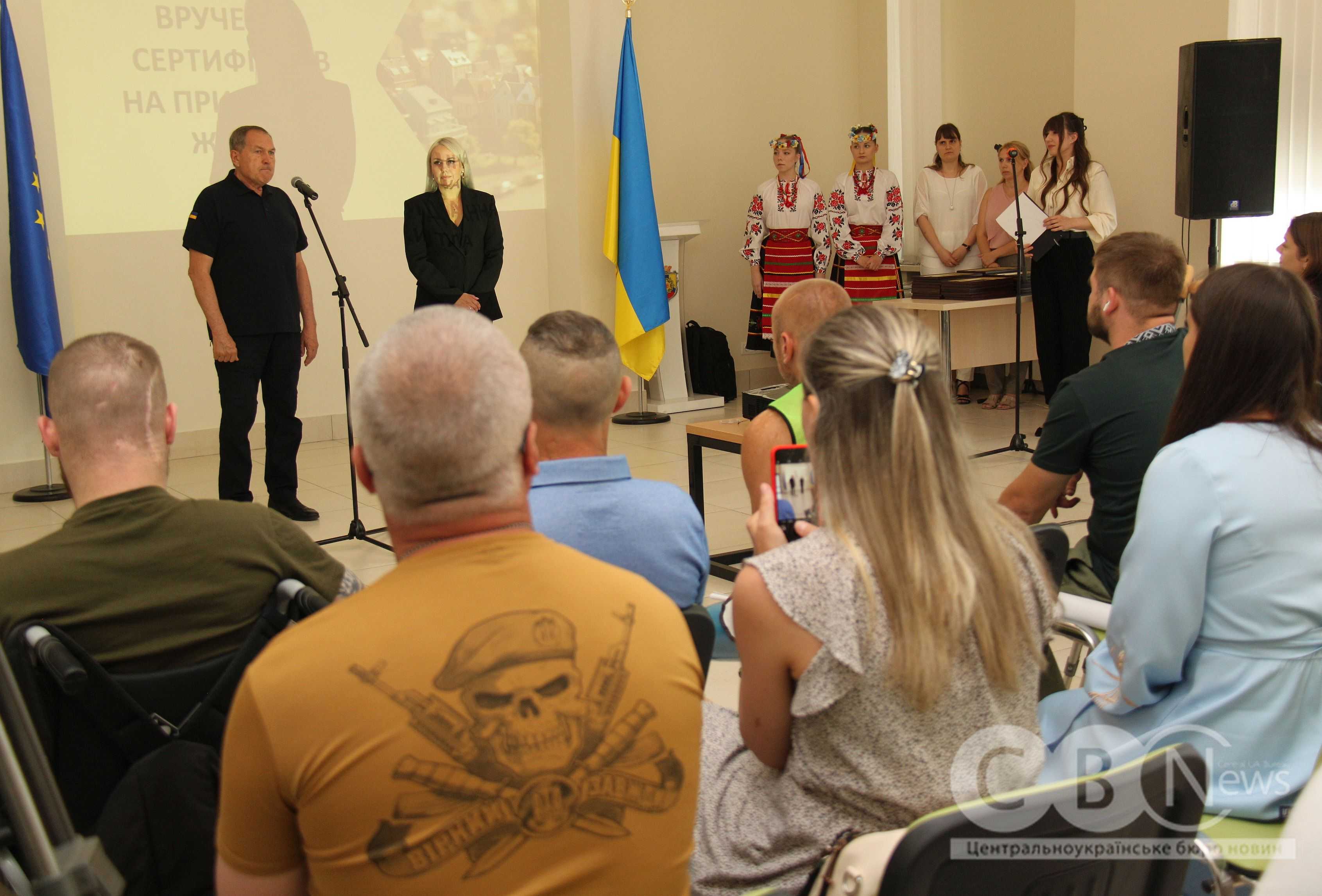 17 липня у Центрі надання адміністративних послуг міста Кропивницький ветеранам та членам сімей загиблих воїнів вручили сертифікати на придбання житла.