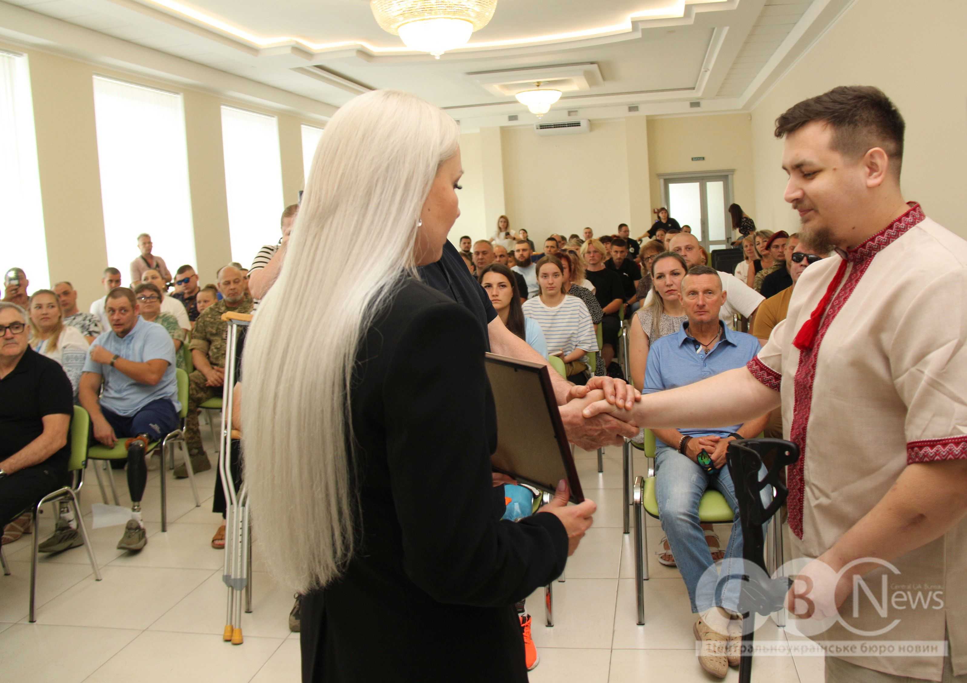 17 липня у Центрі надання адміністративних послуг міста Кропивницький ветеранам та членам сімей загиблих воїнів вручили сертифікати на придбання житла.