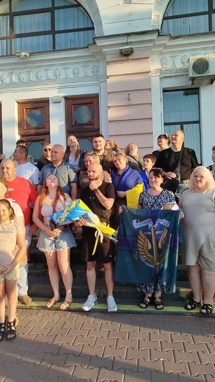Звільненого з полону військового Яна Бердара на вокзалі зустріли жителі Знам'янської громади.