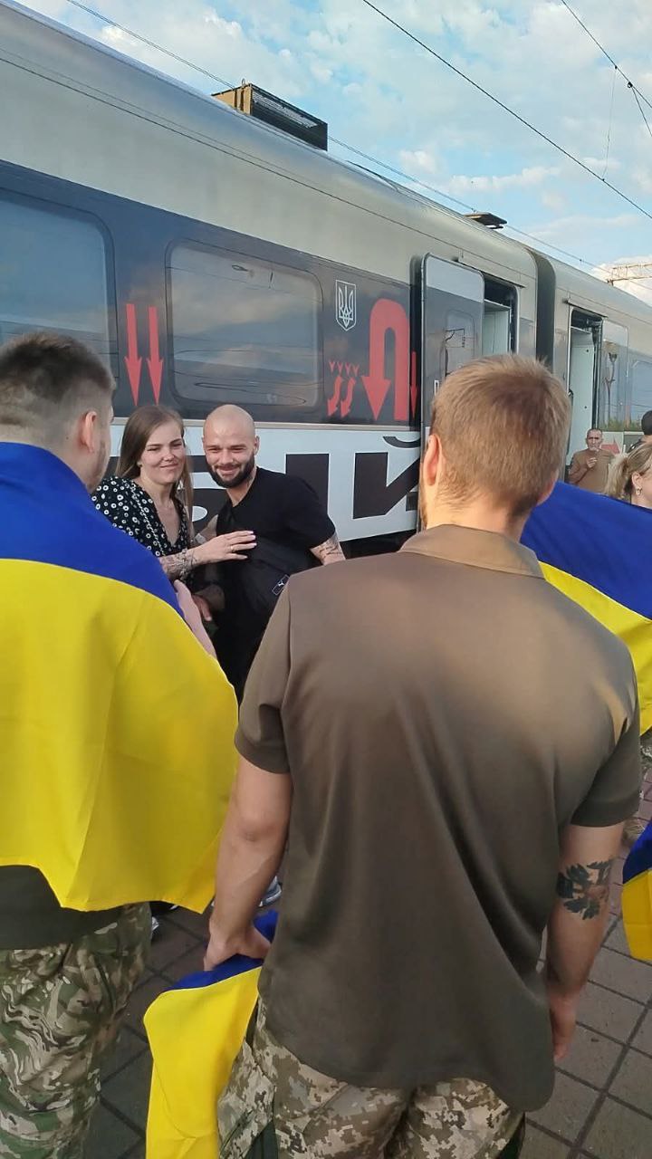 Звільненого з полону військового Яна Бердара на вокзалі зустріли жителі Знам'янської громади.
