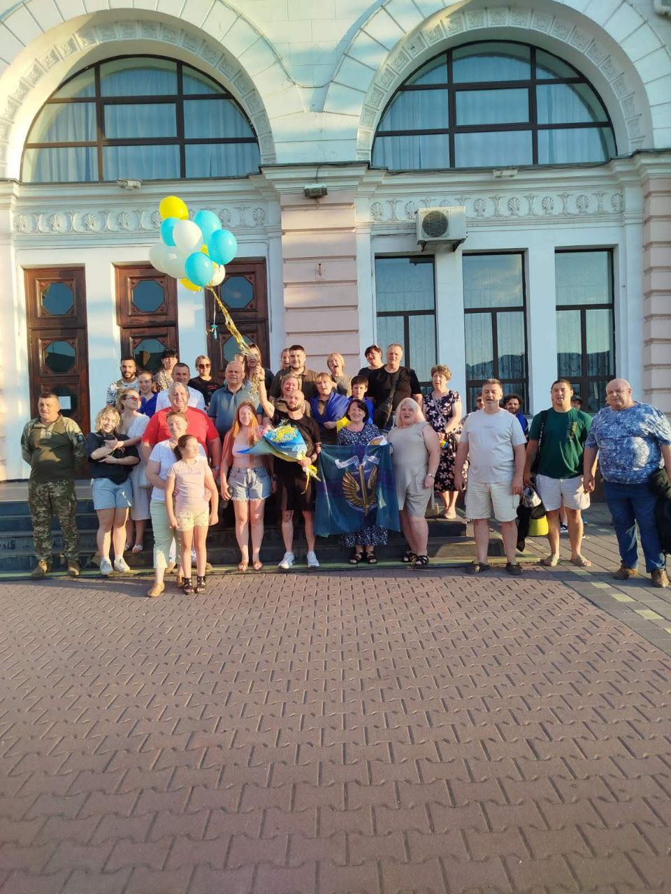 Звільненого з полону військового Яна Бердара на вокзалі зустріли жителі Знам'янської громади.