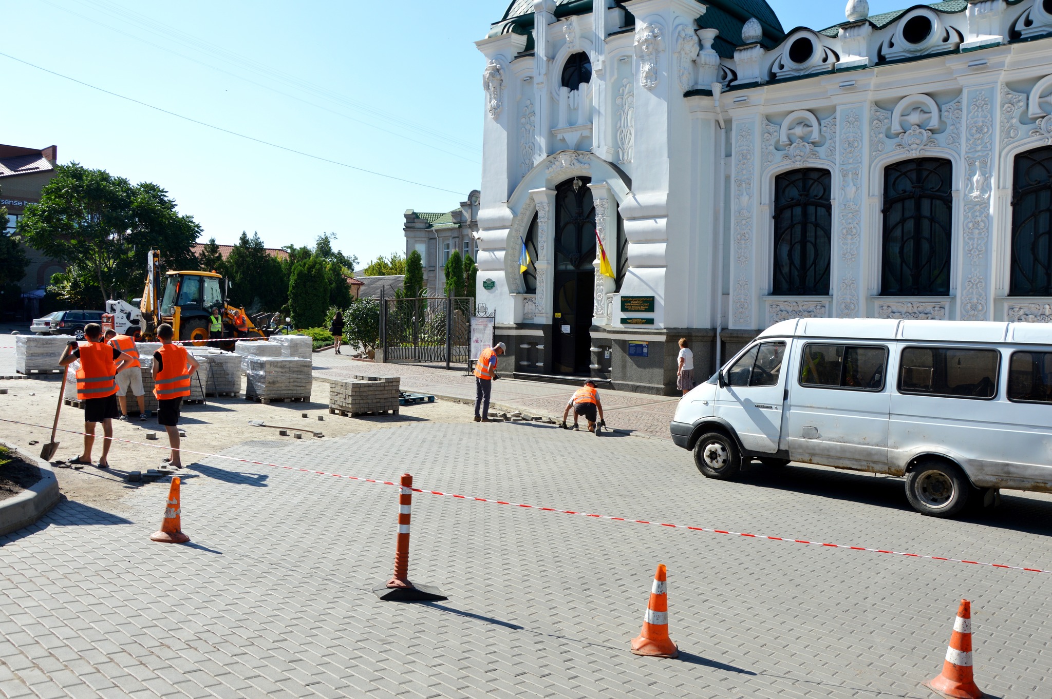 У Кропивницькому біля ЦНАПу облаштовують ділянку безбар’єрного маршруту