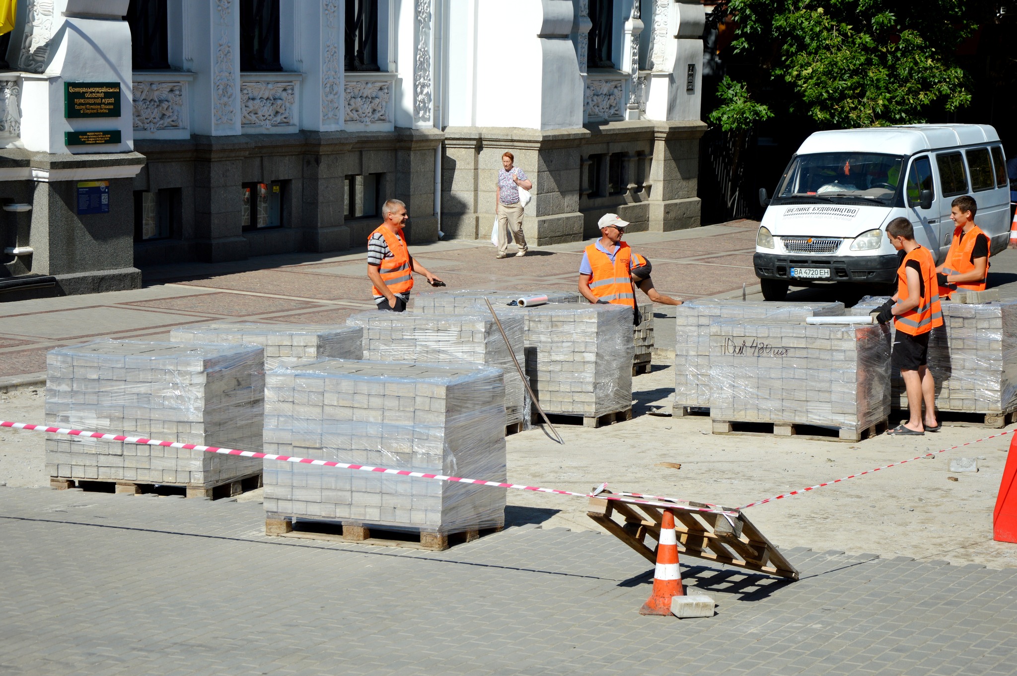 У Кропивницькому біля ЦНАПу облаштовують ділянку безбар’єрного маршруту
