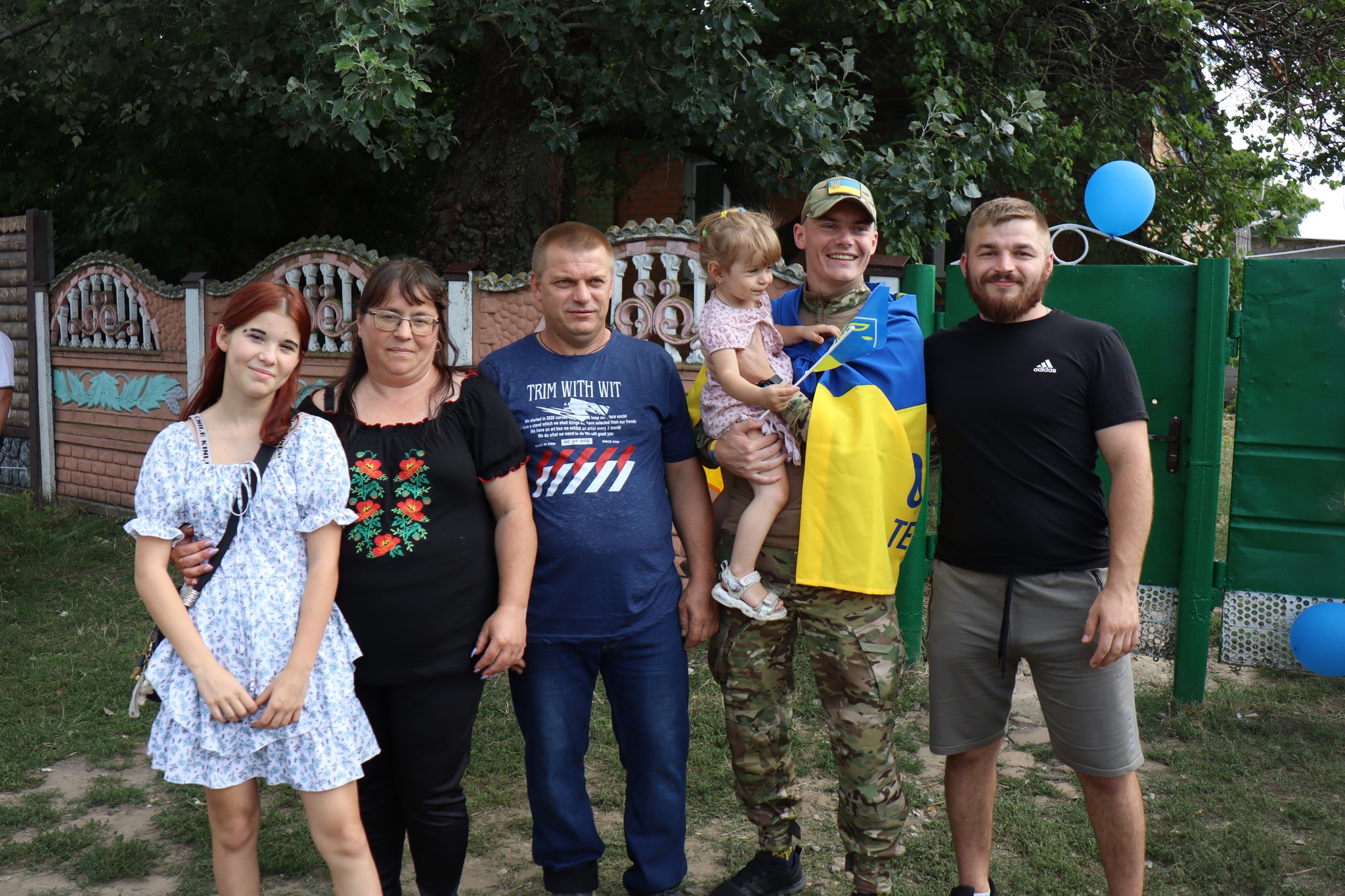 Звільненого з полону воїна зустріли на Кіровоградщині