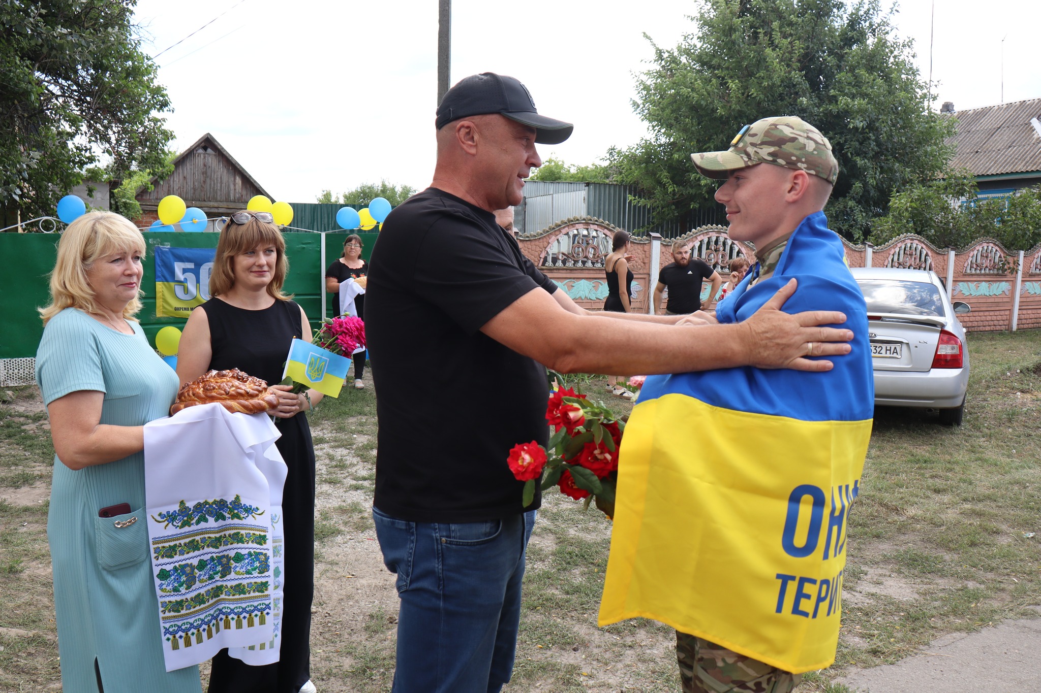 Звільненого з полону воїна зустріли на Кіровоградщині