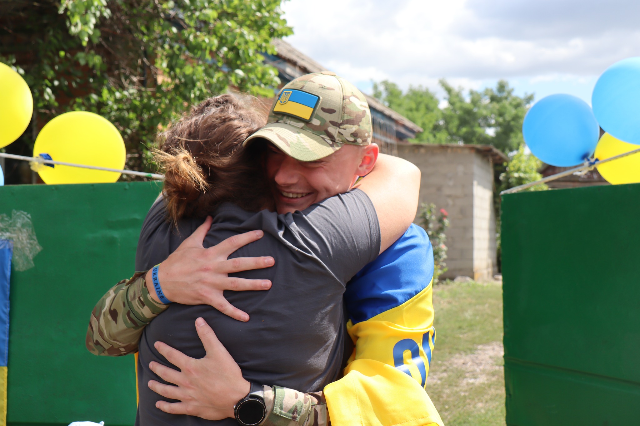 Звільненого з полону воїна зустріли на Кіровоградщині