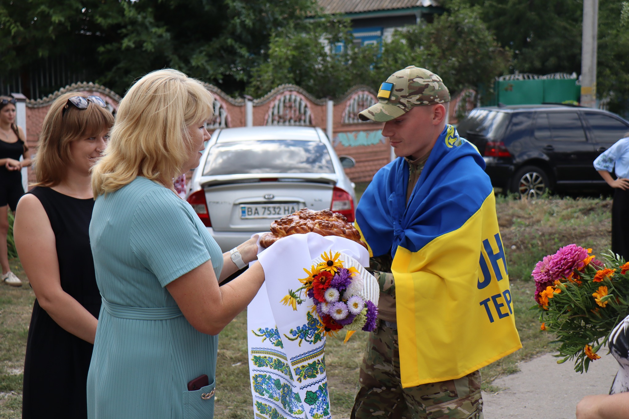 Звільненого з полону воїна зустріли на Кіровоградщині