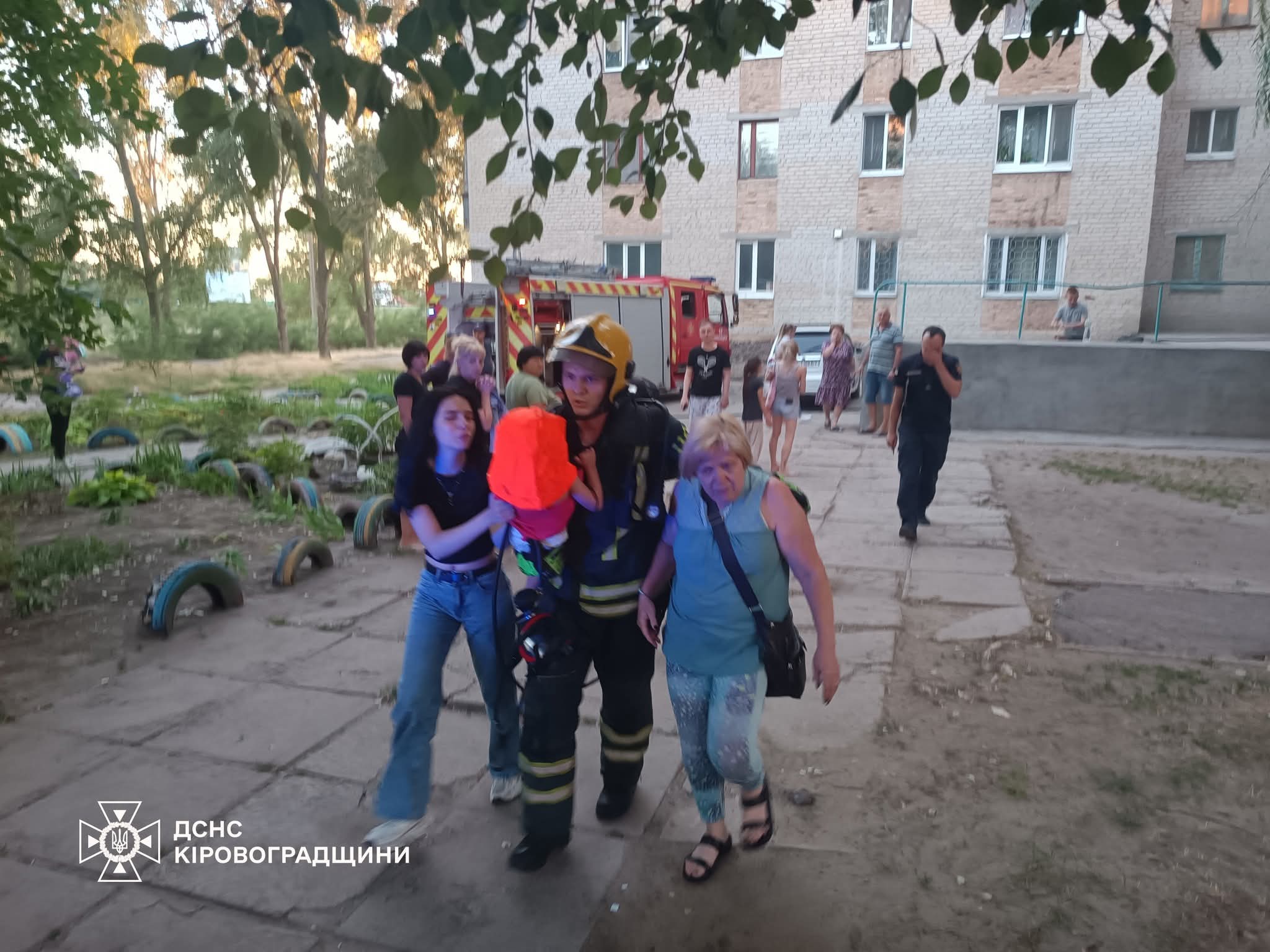 На пожежі врятували дитину та жінку 