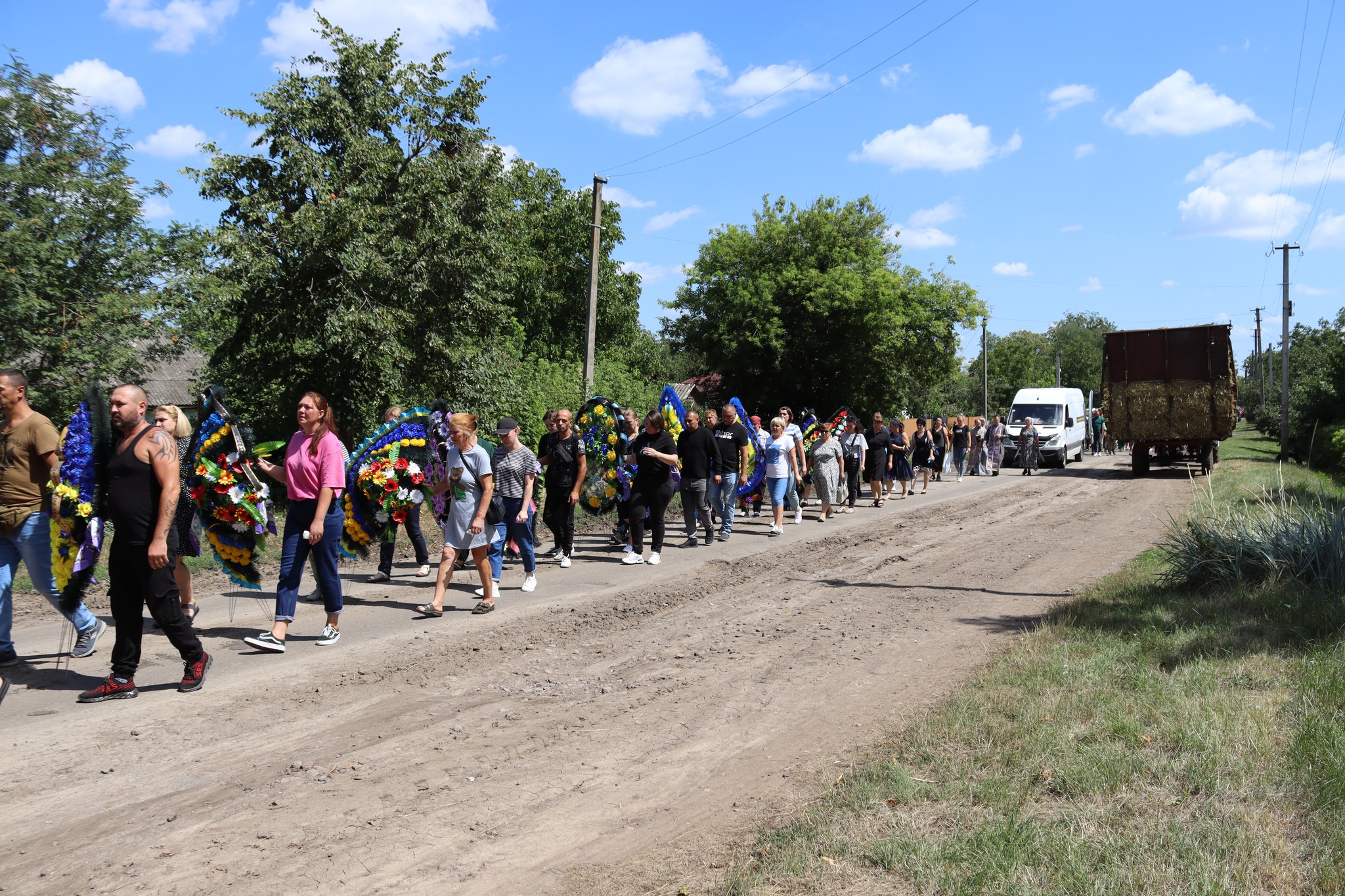 У Добровеличківській громаді в останню путь провели загиблого на Харківщині Романа Пипенка.