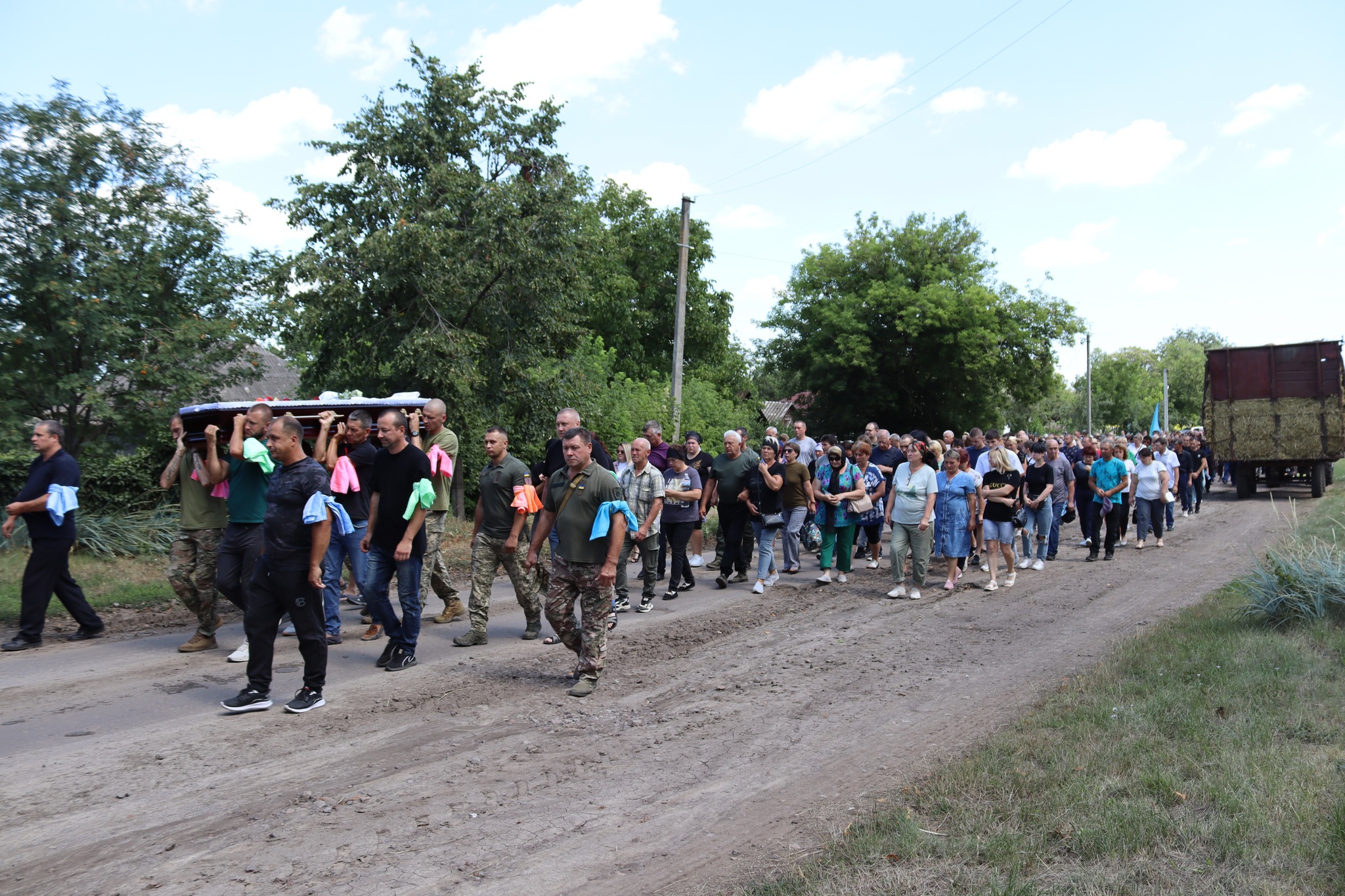 У Добровеличківській громаді в останню путь провели загиблого на Харківщині Романа Пипенка.