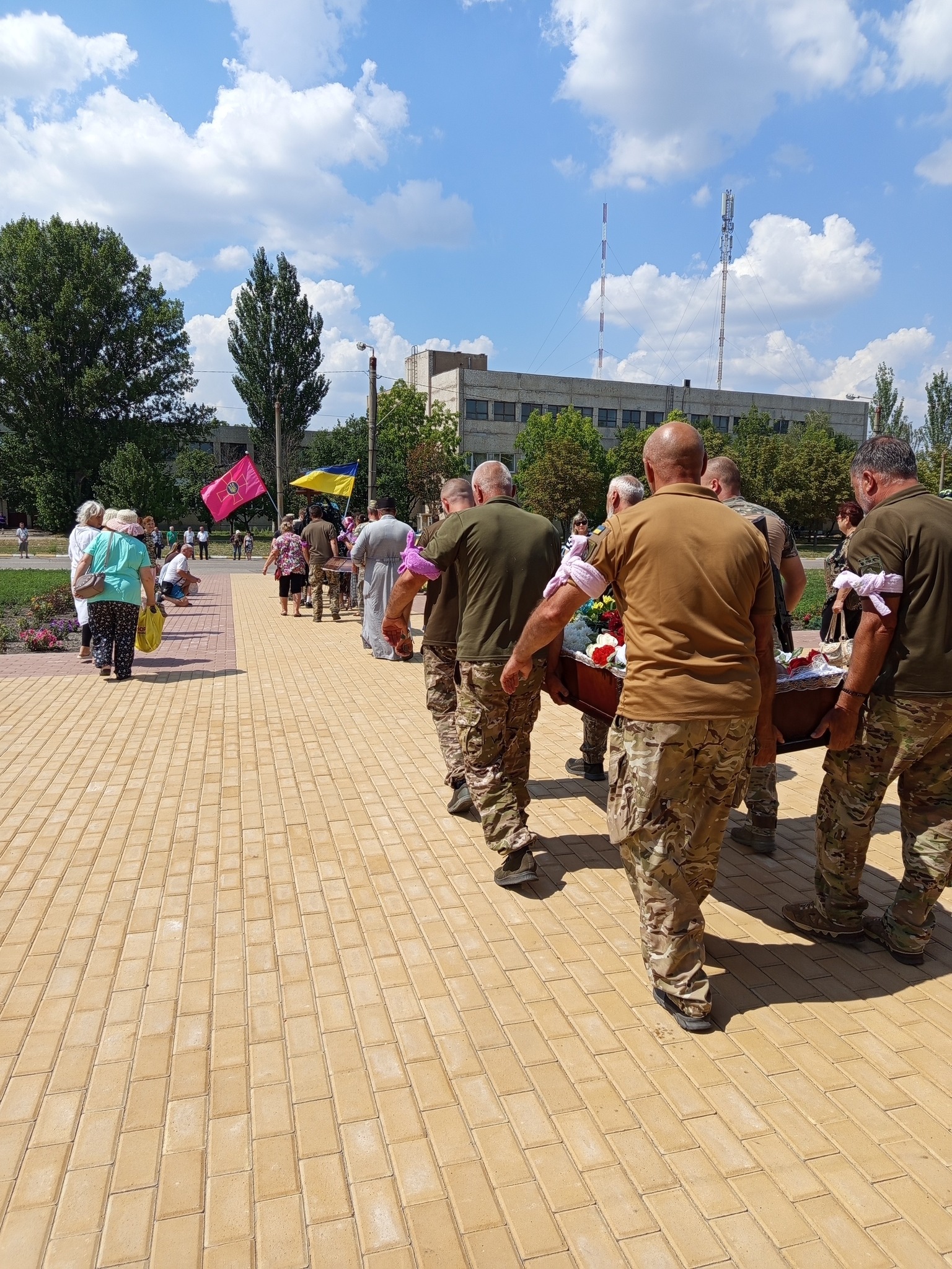 Військового Олега Шаповала в останню путь провели у Долинській громаді.