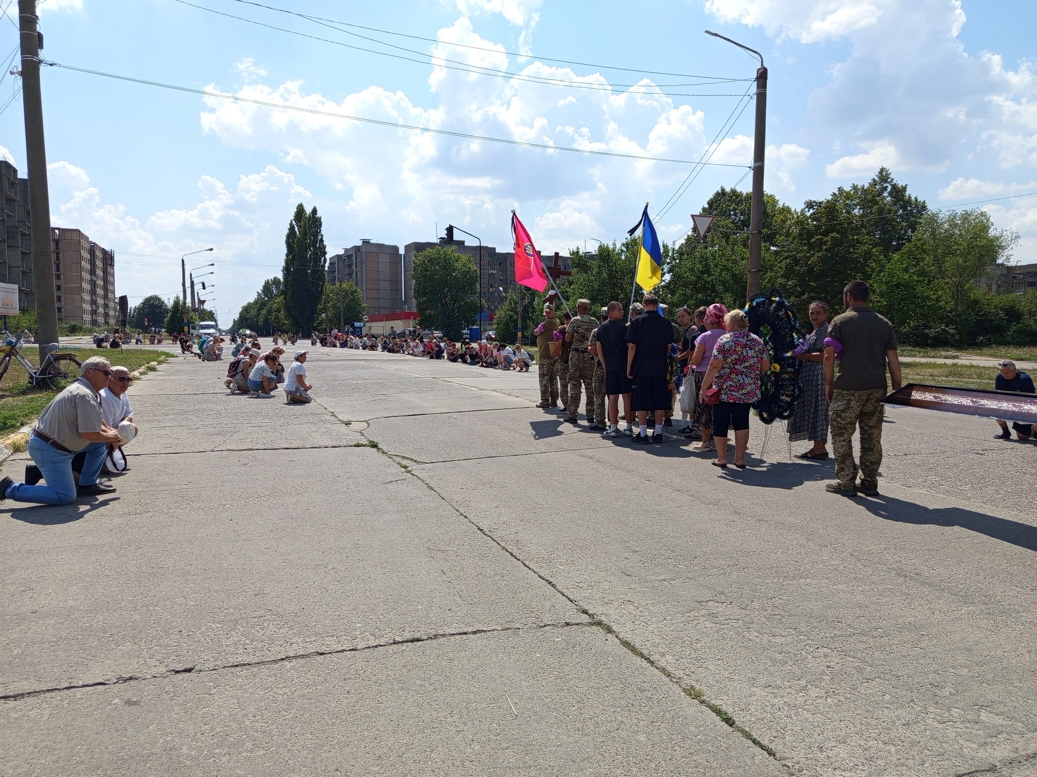 Військового Олега Шаповала в останню путь провели у Долинській громаді.