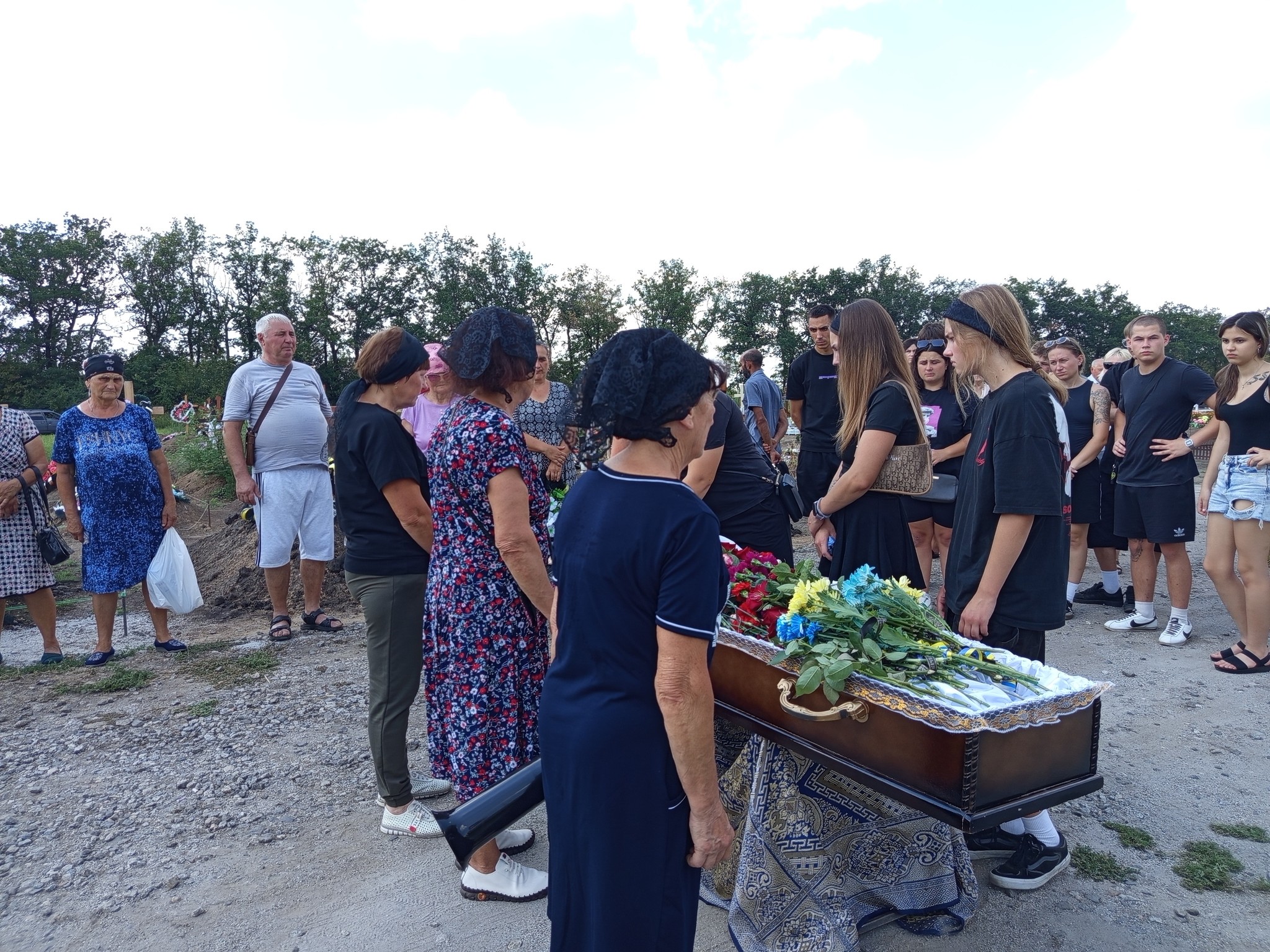 Військового Олега Шаповала в останню путь провели у Долинській громаді.
