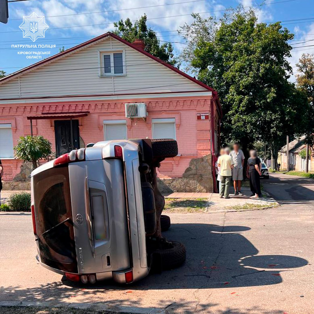 На перехресті у Кропивницькому внаслідок ДТП перекинувся позашляховик.