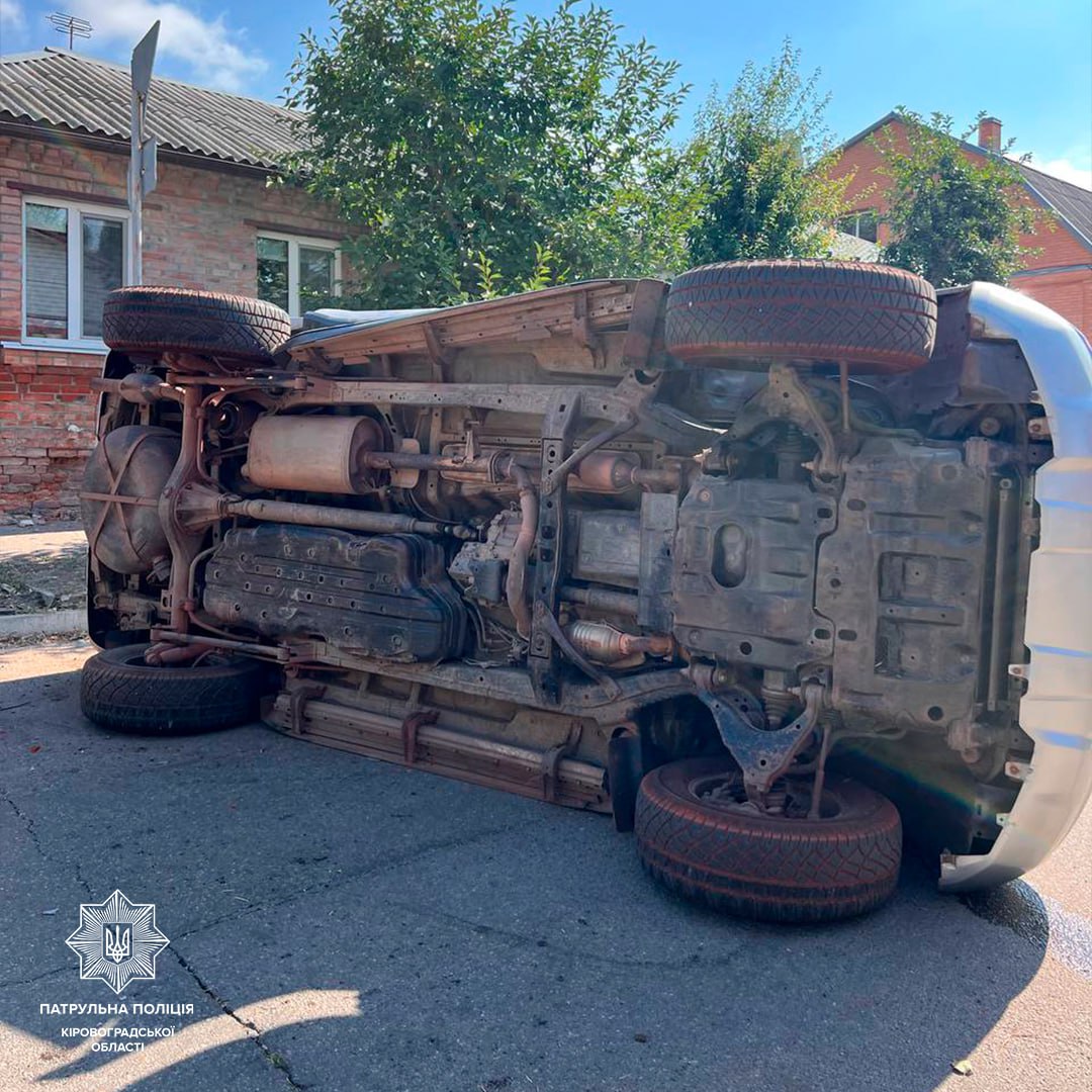 На перехресті у Кропивницькому внаслідок ДТП перекинувся позашляховик.