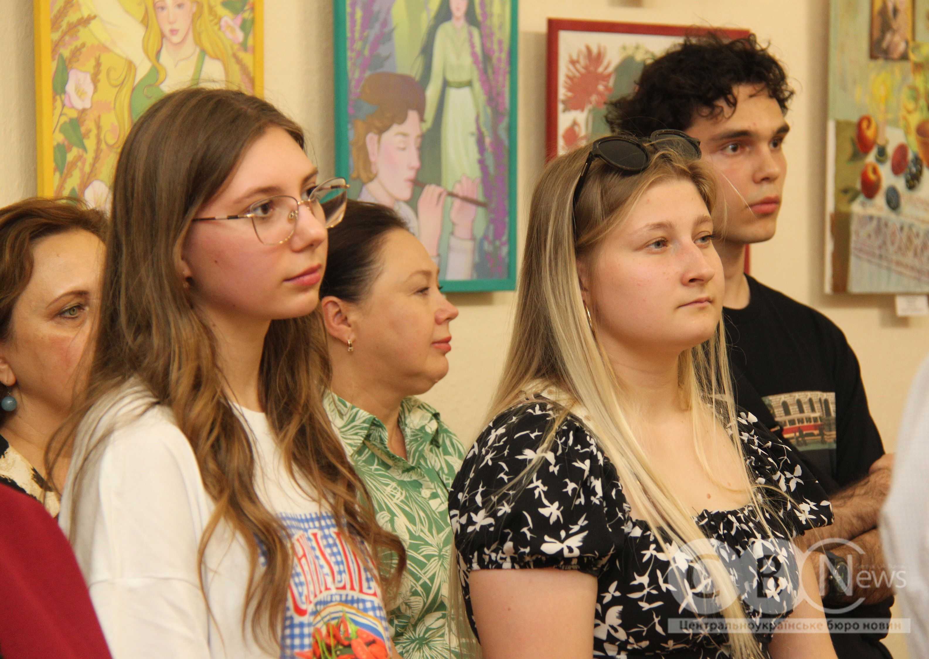 Виставку дипломних робіт випускників ЦДУ відкрили у Музеї мистецтв в Кропивницькому