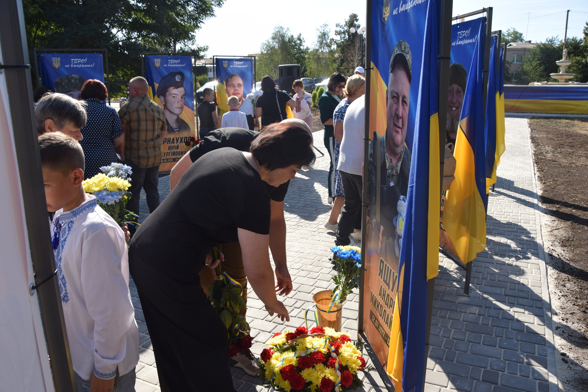 У селах Ганнівка та Володимирівка Петрівської громади відкрили Алеї Слави.