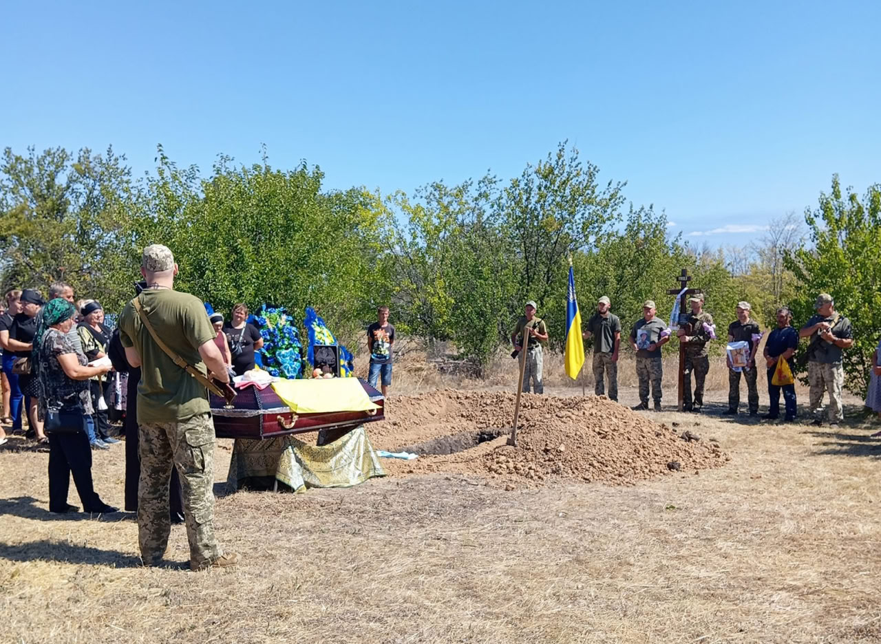 З військовим, який рік вважався зниклим безвісти, попрощалися в Устинівській громаді