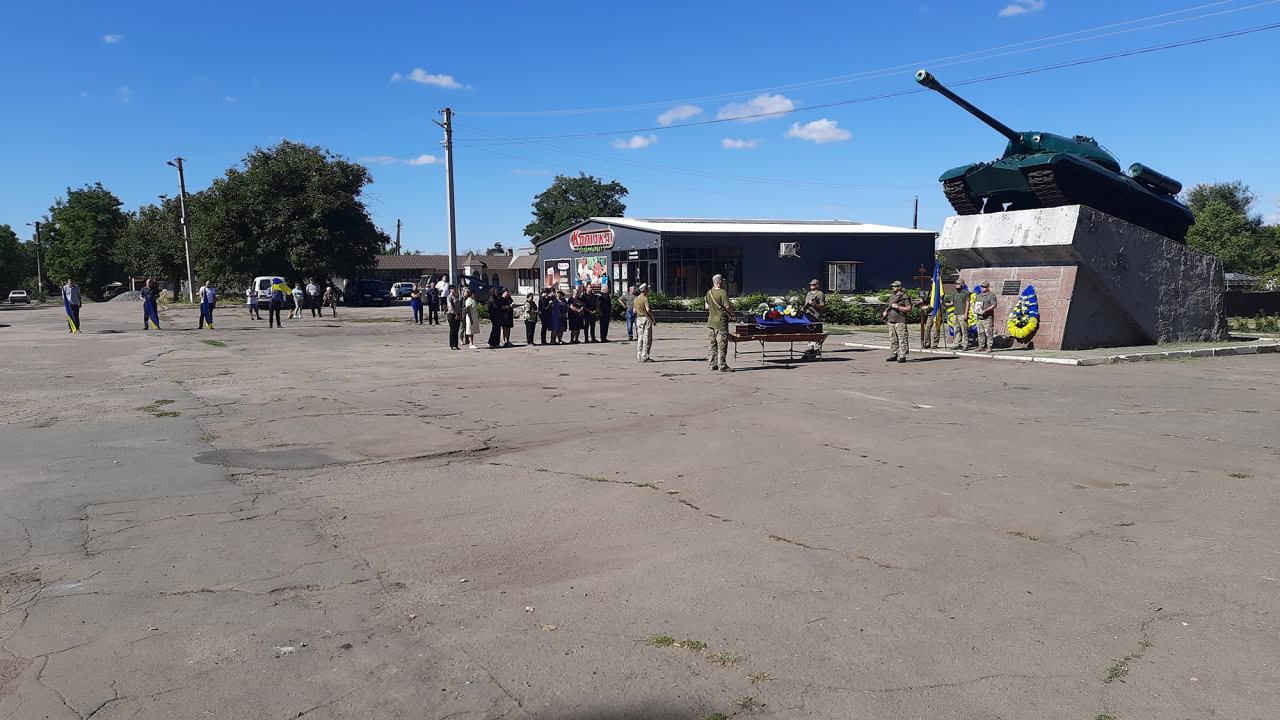 З військовим, який рік вважався зниклим безвісти, попрощалися в Устинівській громаді