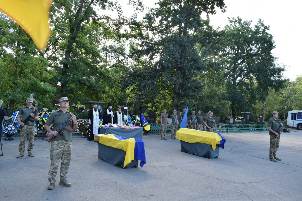 У Кропивницькому попрощалися з військовими Юрієм Сімонешком та Олександром Горкушею
