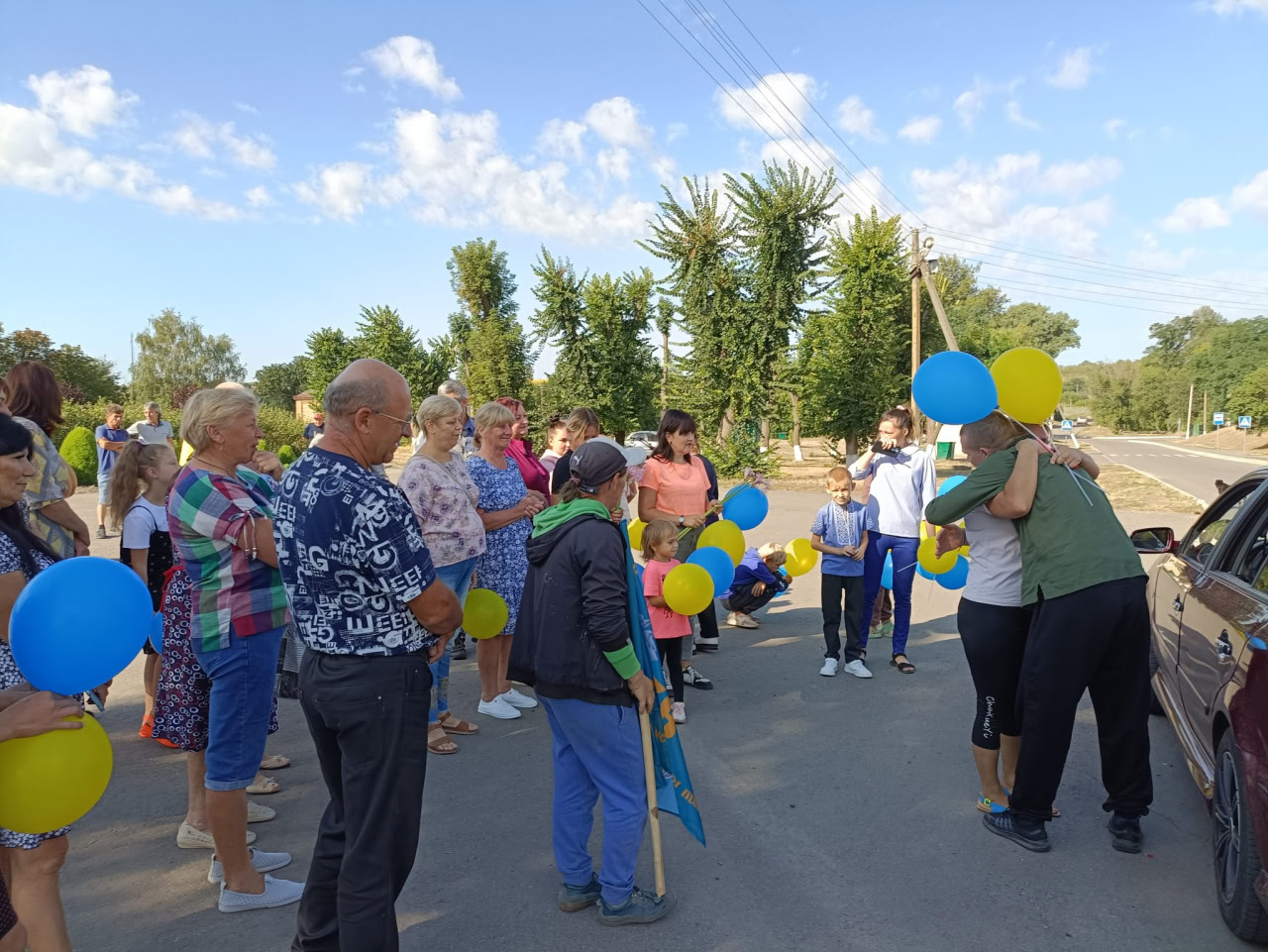 Військового, звільненого з полону, зустріли у Петрівській громаді