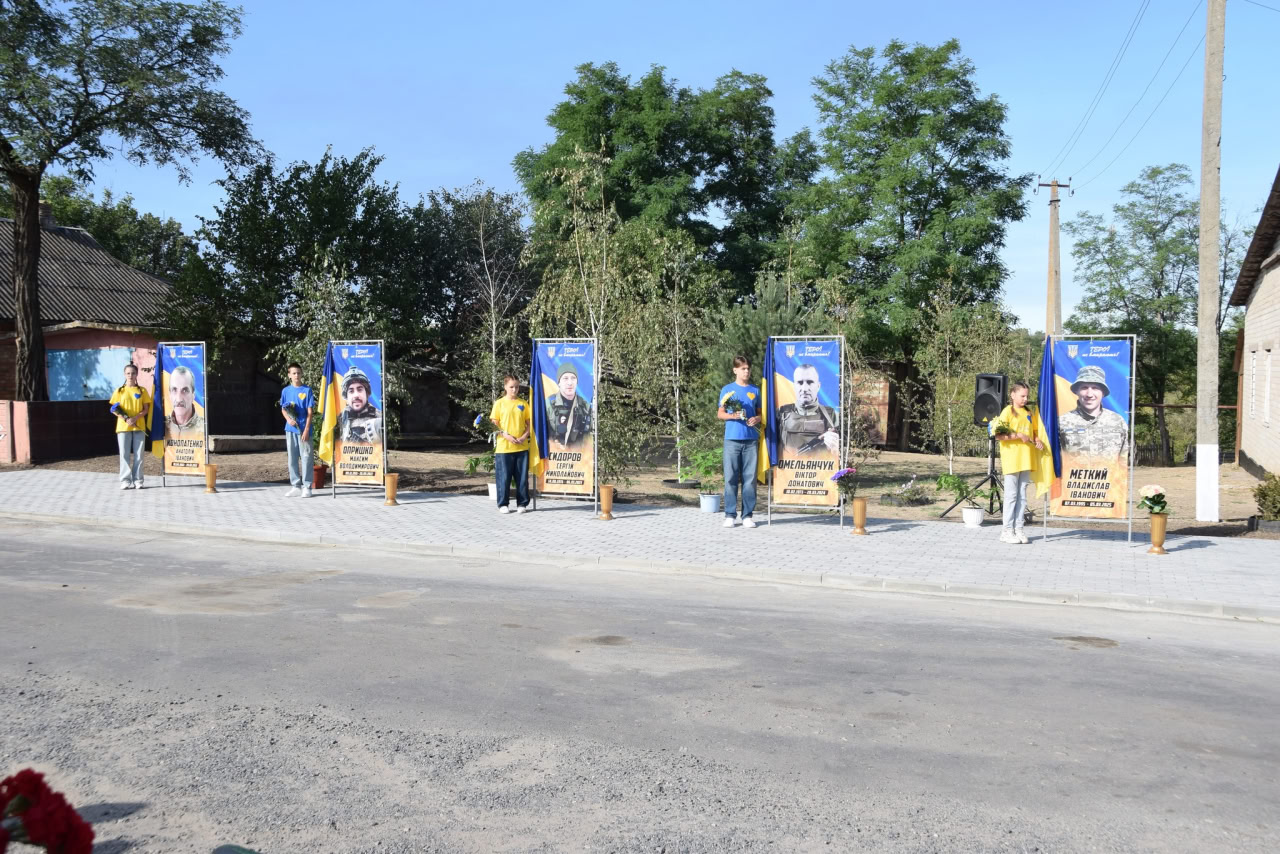 У двох селах Петрівської громади відкрили Алеї на честь загиблих військових