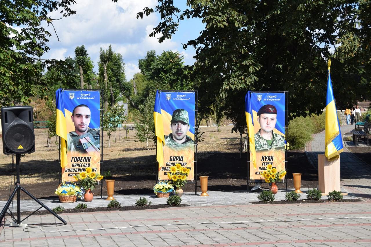 У двох селах Петрівської громади відкрили Алеї слави загиблих військових