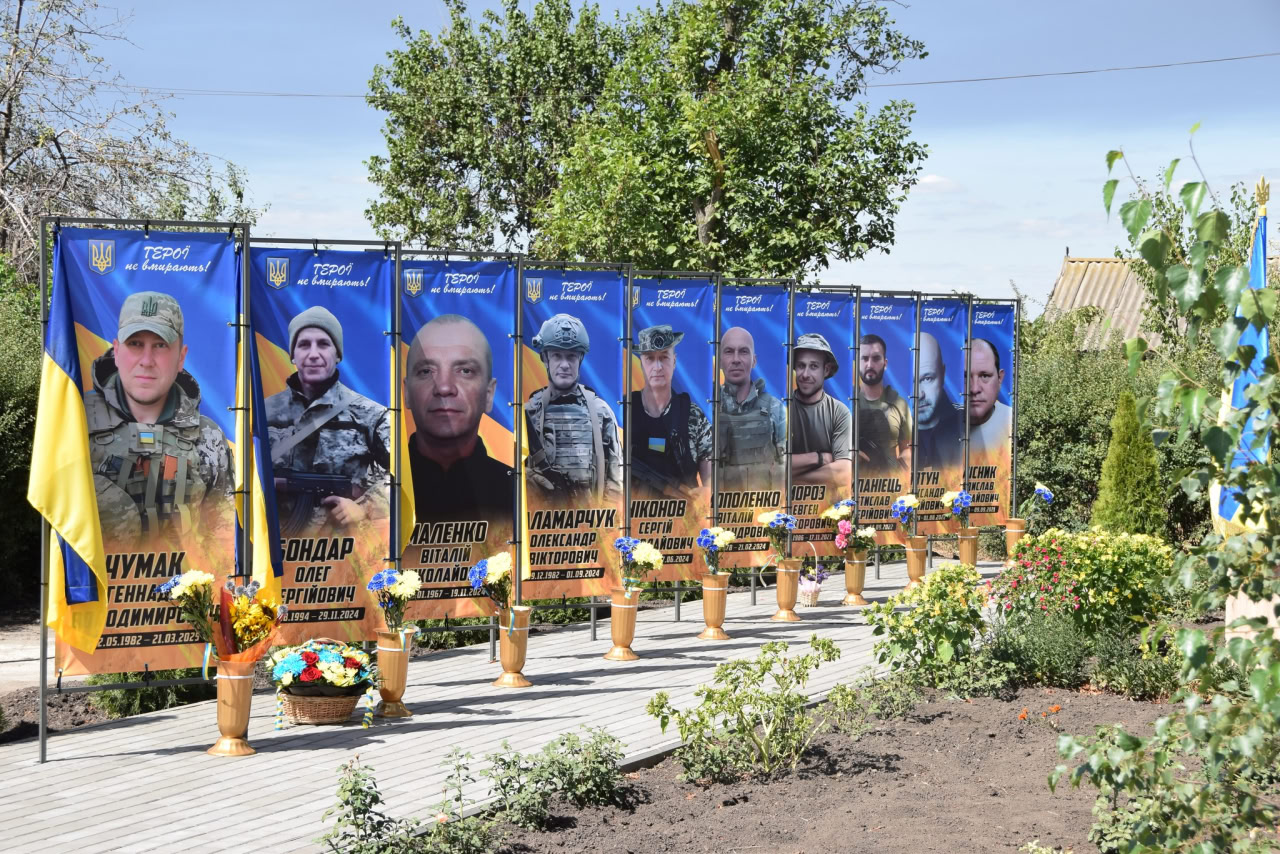 У двох селах Петрівської громади відкрили Алеї на честь загиблих військових