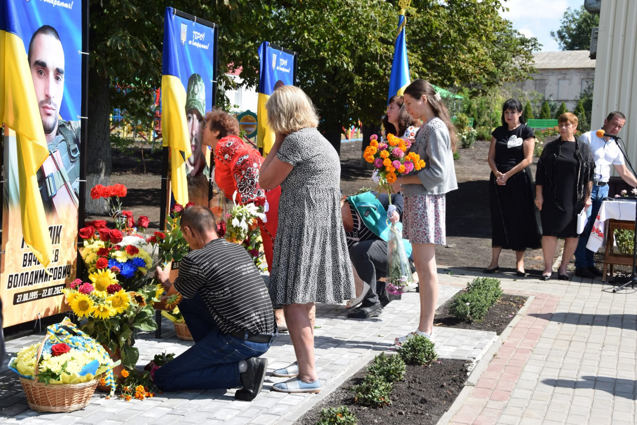 У двох селах Петрівської громади відкрили Алеї слави загиблих військових